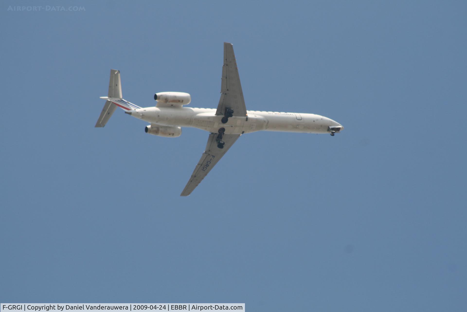 F-GRGI, 1999 Embraer EMB-145EU (ERJ-145EU) C/N 145152, flight AF3174 is on approach to rwy 07L