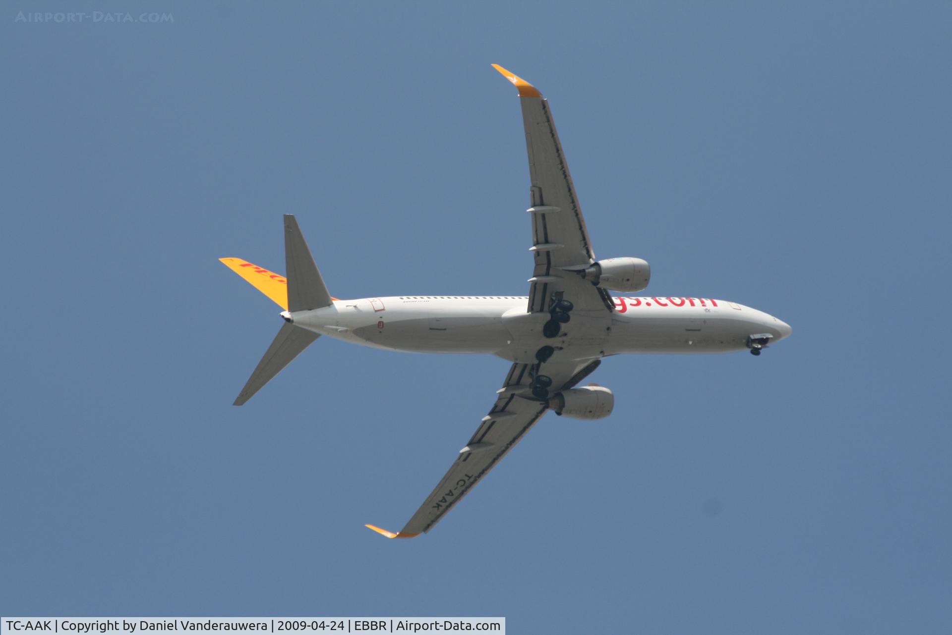 TC-AAK, 2007 Boeing 737-8FH C/N 35094/2195, flight PGT5261 is on approach to rwy 07L