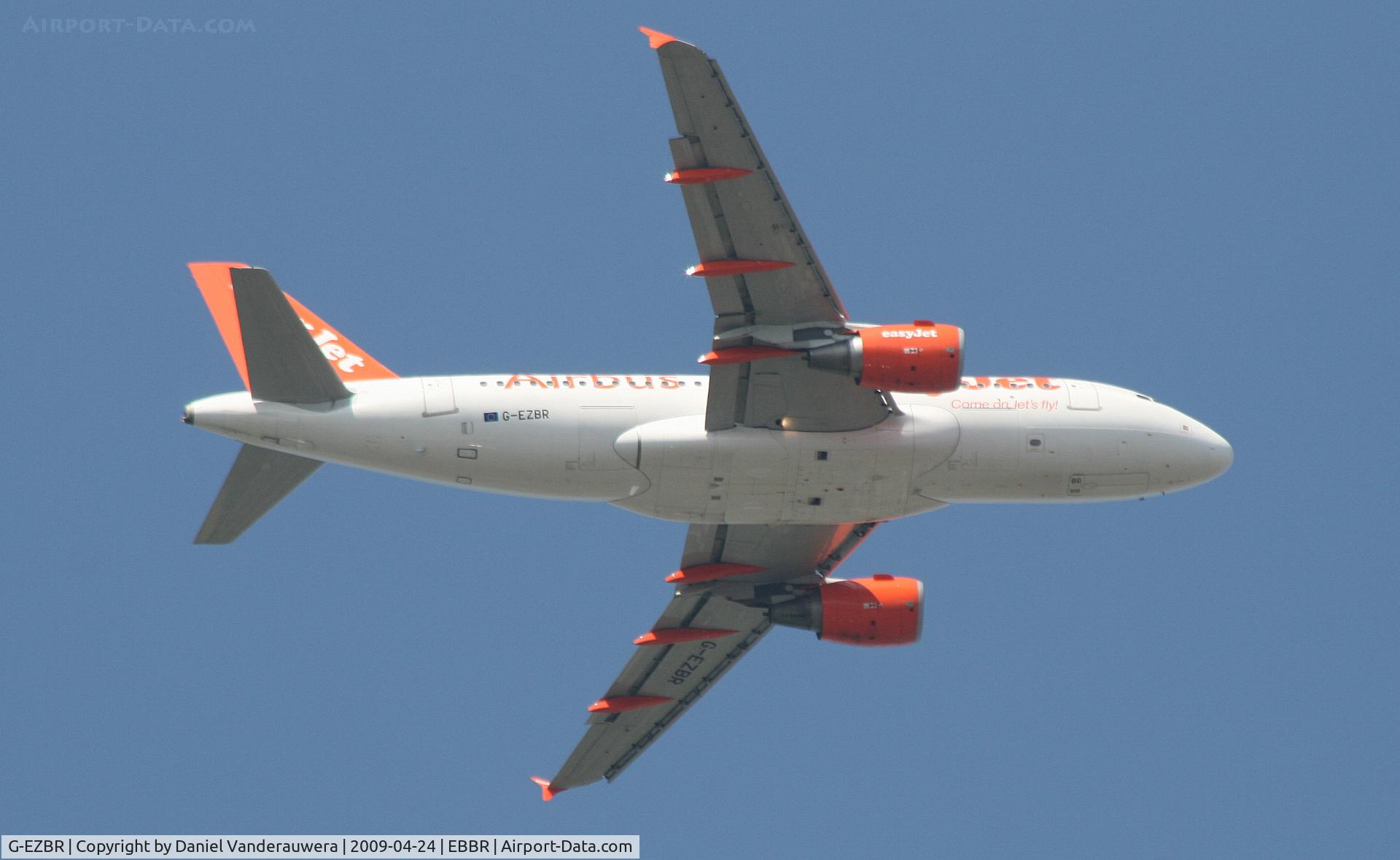 G-EZBR, 2007 Airbus A319-111 C/N 3088, flight EZY4701 is on approach to rwy 07L