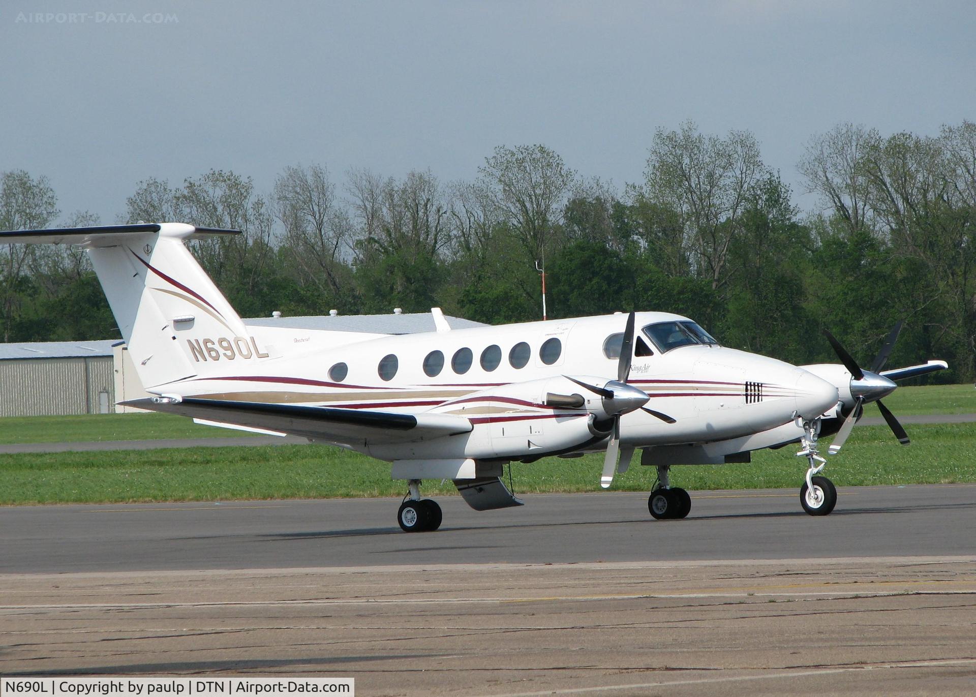 N690L, 1997 Raytheon Aircraft Company B200 C/N BB-1573, Parked at the Shreveport Downtown Airport.