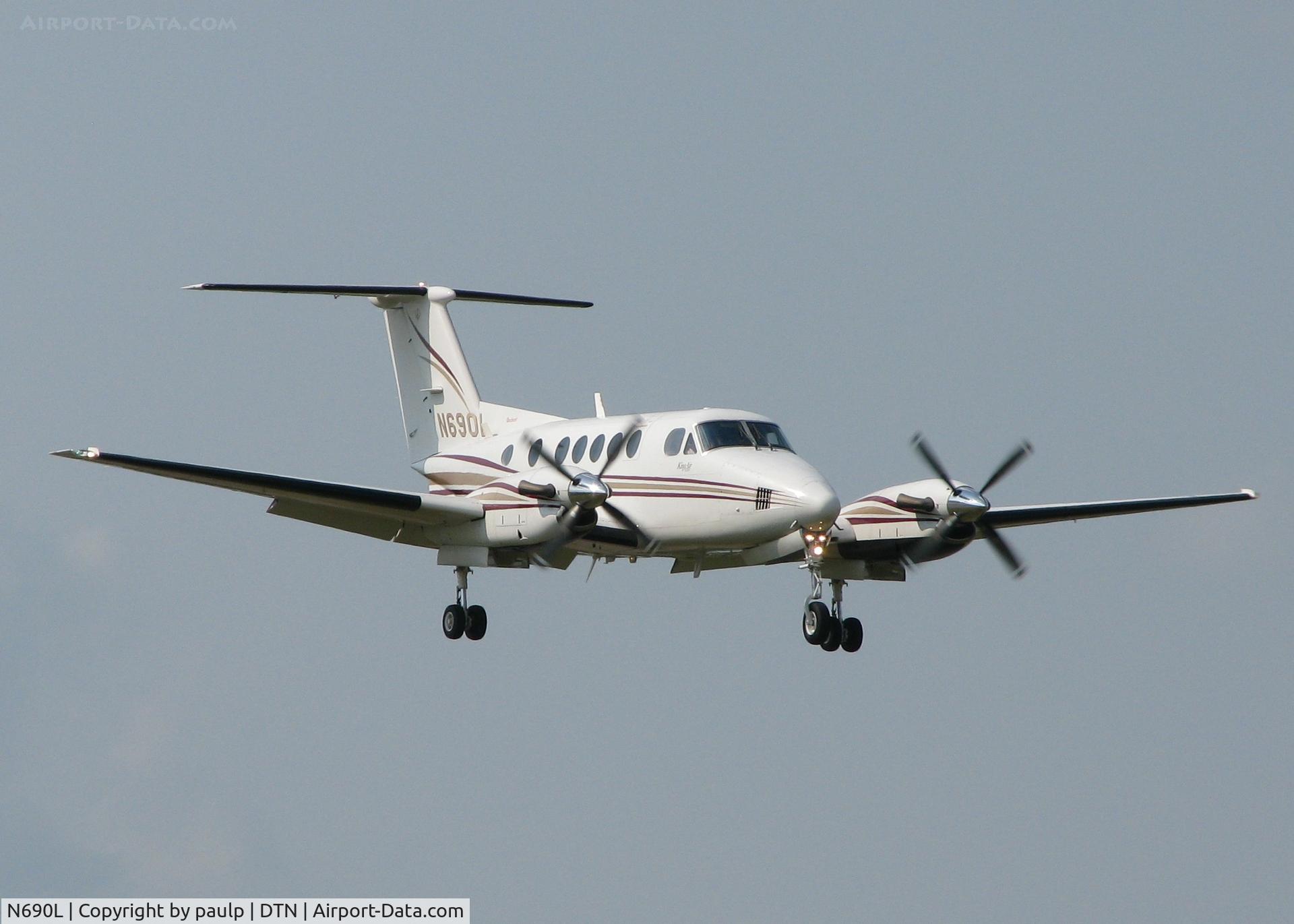 N690L, 1997 Raytheon Aircraft Company B200 C/N BB-1573, Landing on Rwy 14 at the Shreveport Downtown Airport.