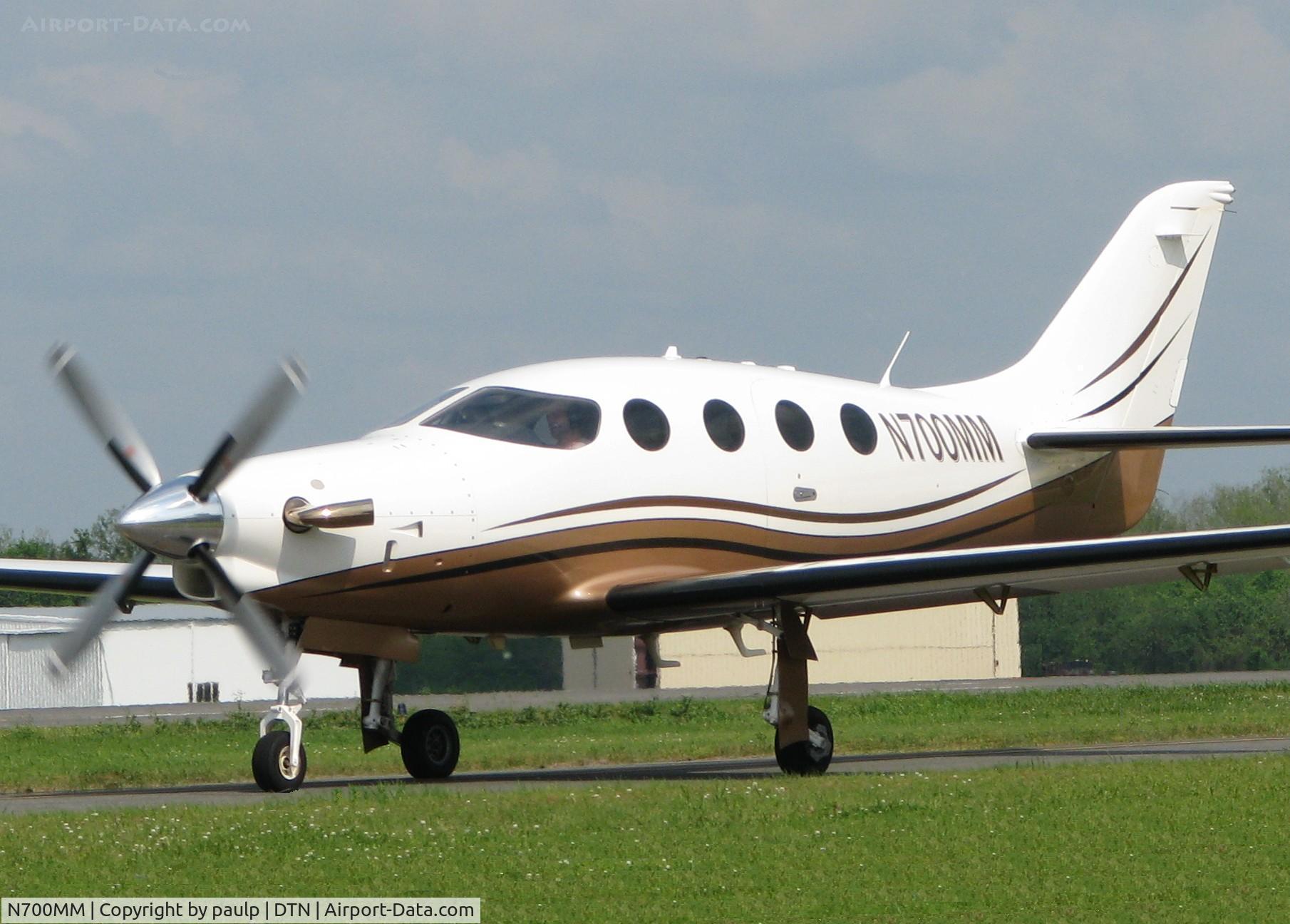 N700MM, 2006 Epic LT Dynasty C/N 010, Taxiing to runway 14 on taxiway Foxtrot at the Shreveport Downtown airport.