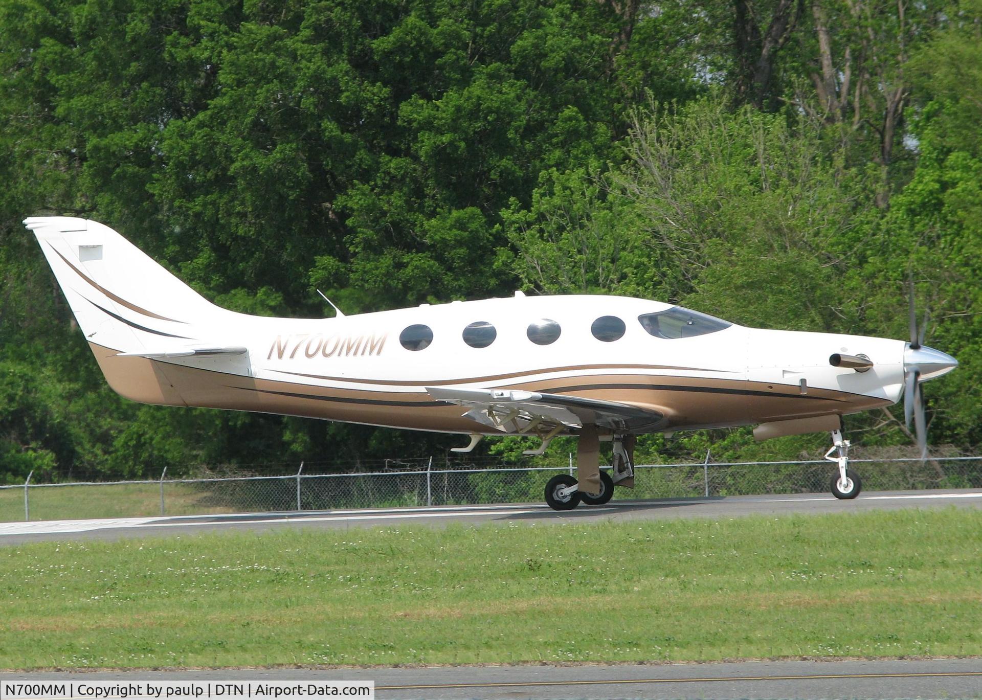 N700MM, 2006 Epic LT Dynasty C/N 010, Starting to roll on runway 14 for take off from the Shreveport Downtown airport.