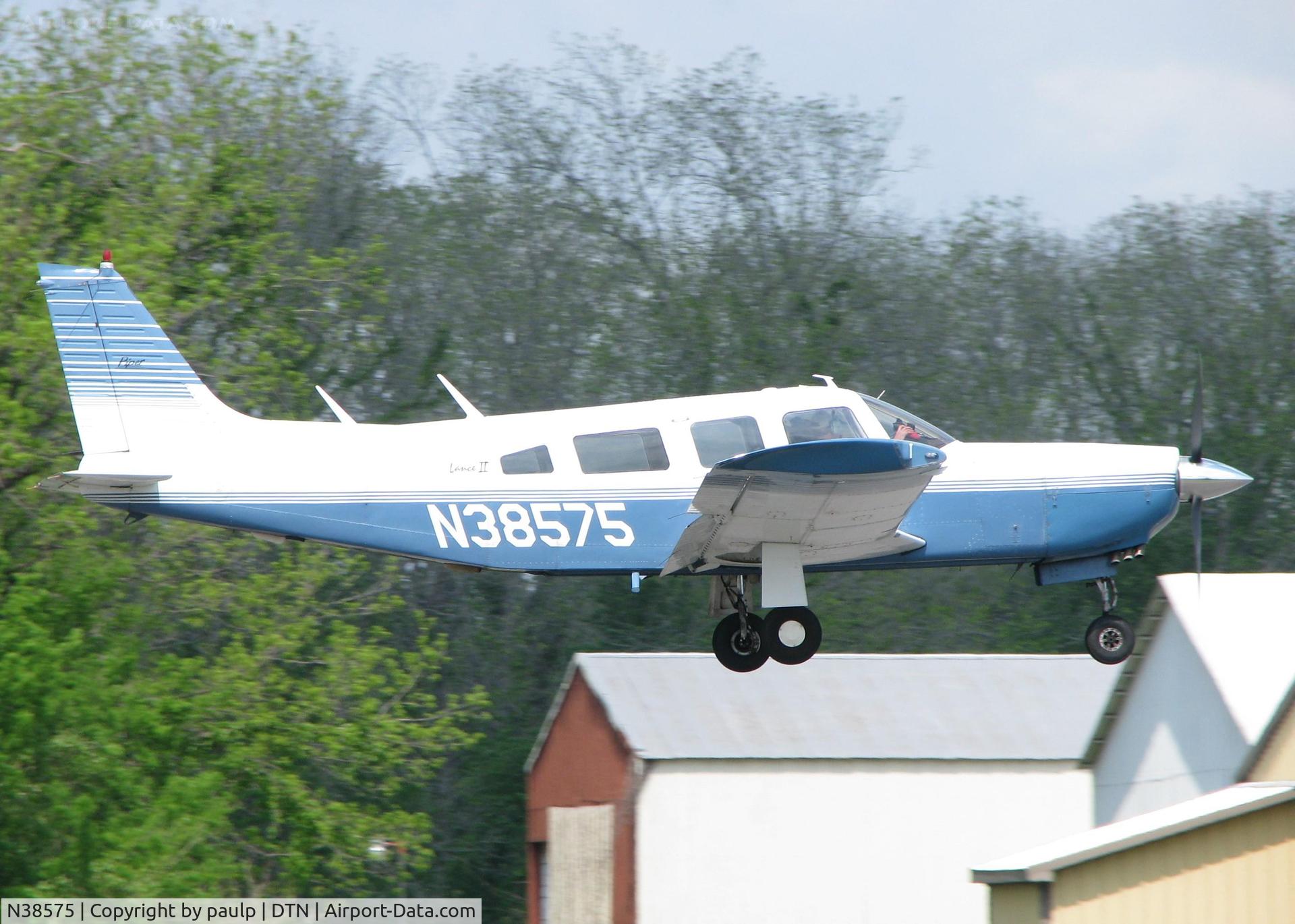 N38575, 1977 Piper PA-32R-300 Cherokee Lance C/N 32R-7780444, About to touch down on runway 14 at the Shreveport Downtown airport.