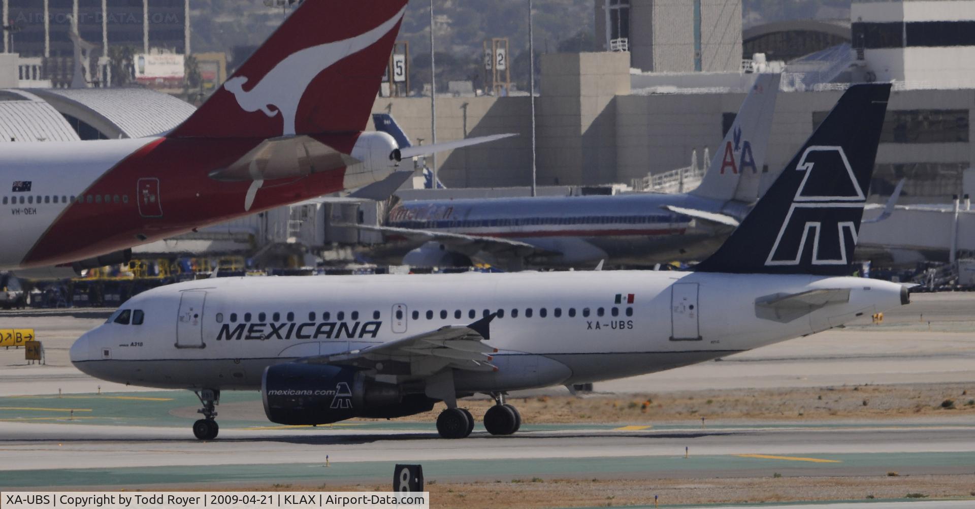 XA-UBS, 2004 Airbus A318-111 C/N 2358, Taxi to gate