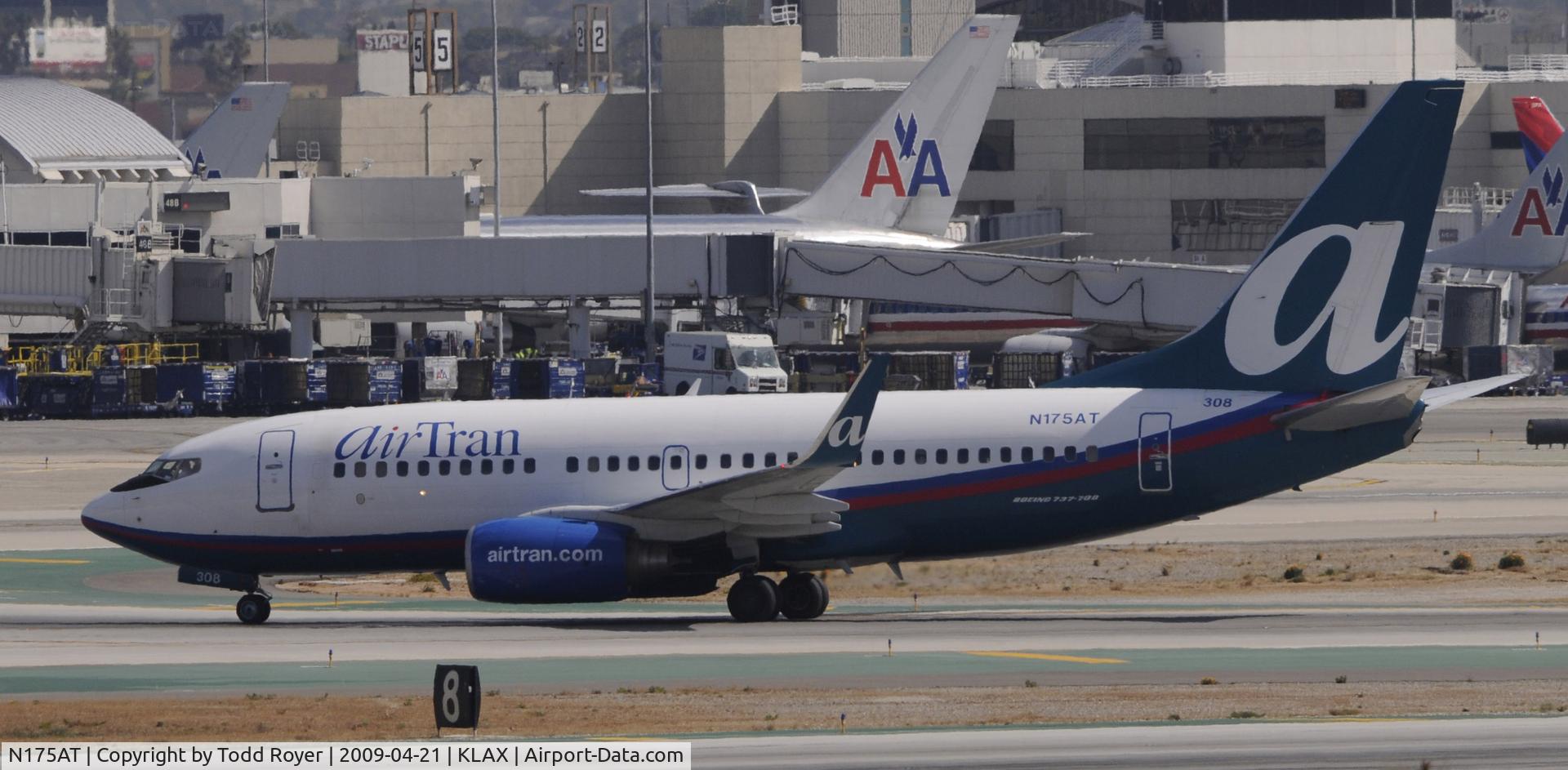 N175AT, 2004 Boeing 737-76N C/N 32652, Taxi to gate
