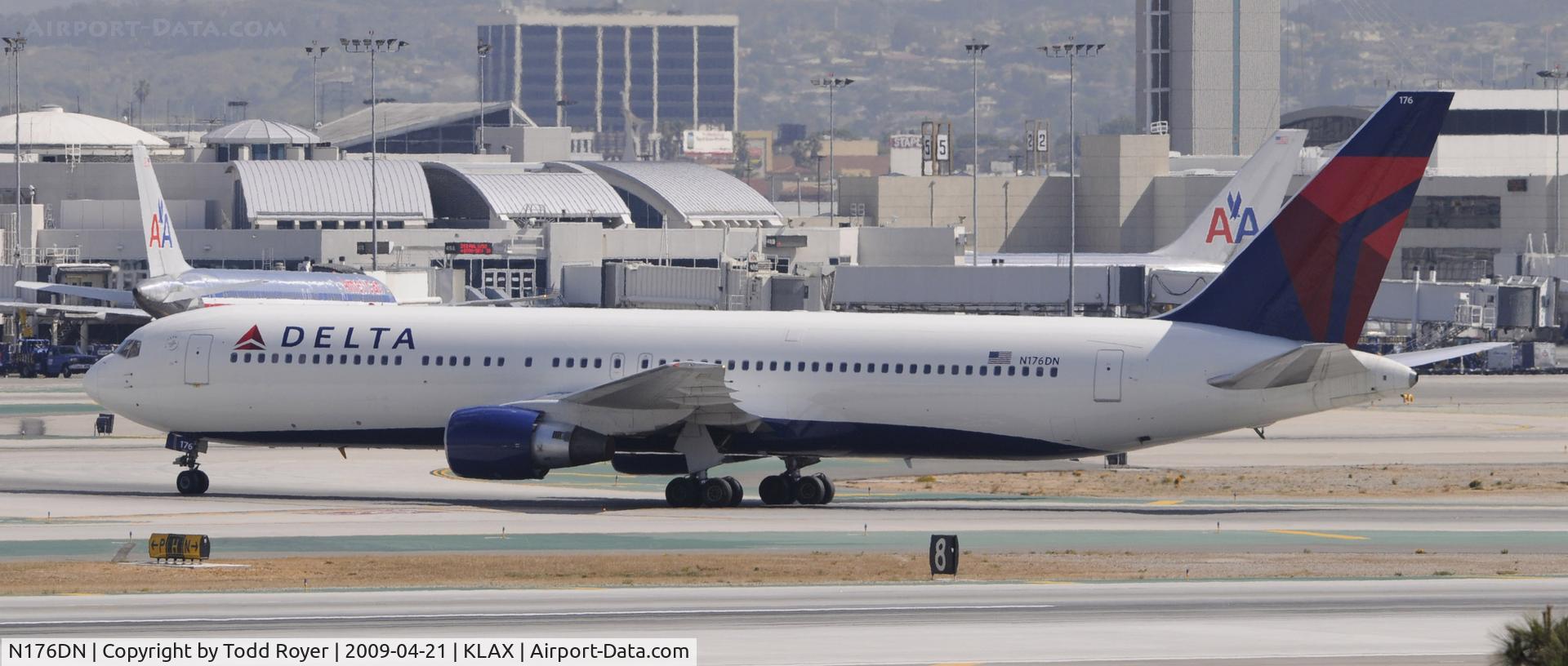 N176DN, 1990 Boeing 767-332 C/N 25061, Taxi to gate