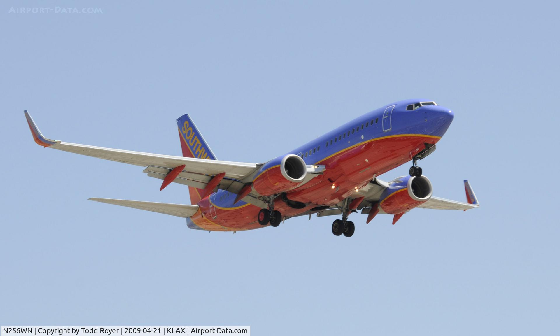 N256WN, 2006 Boeing 737-7H4 C/N 32514, Landing 24R at LAX