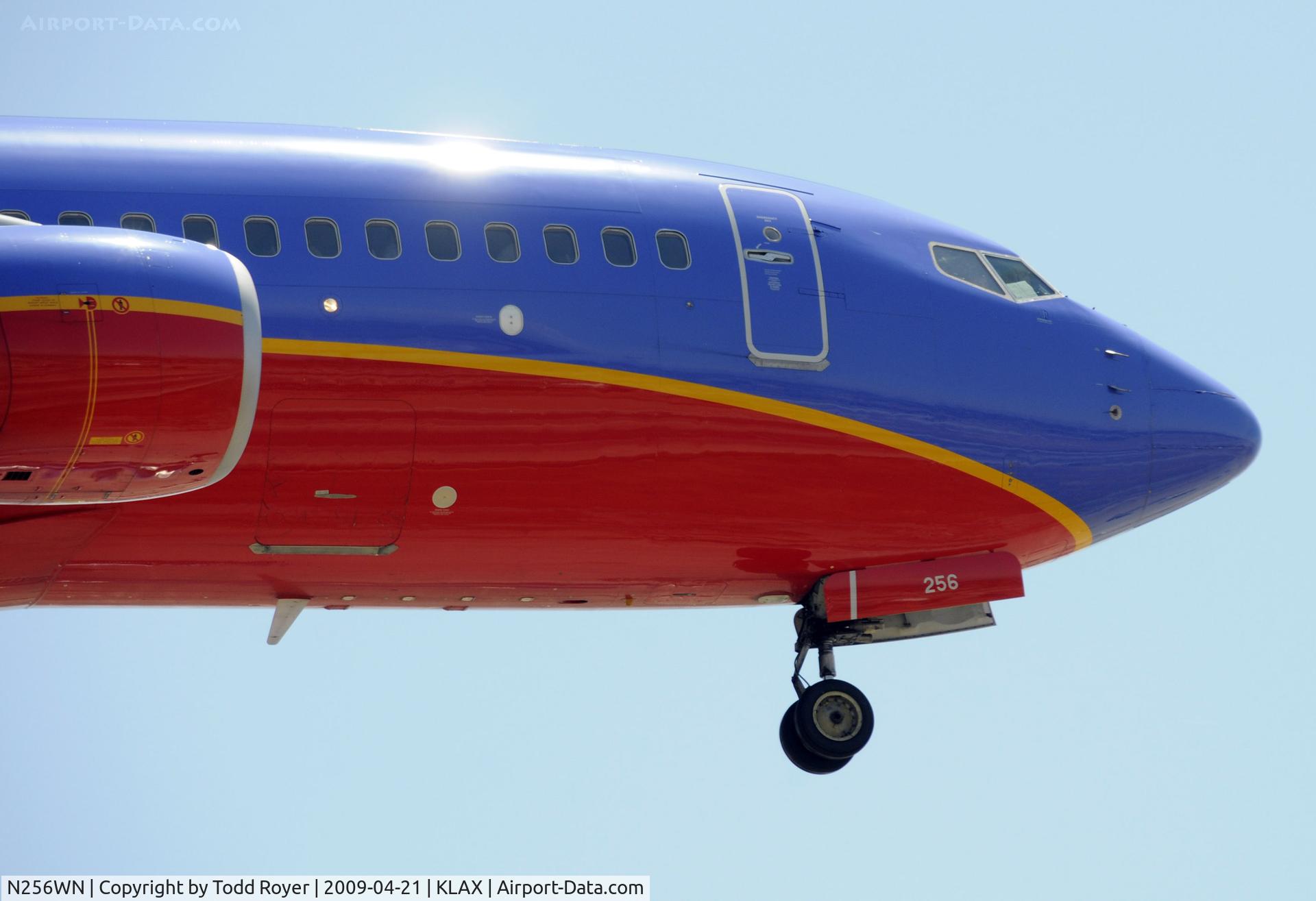 N256WN, 2006 Boeing 737-7H4 C/N 32514, Landing 24R at LAX