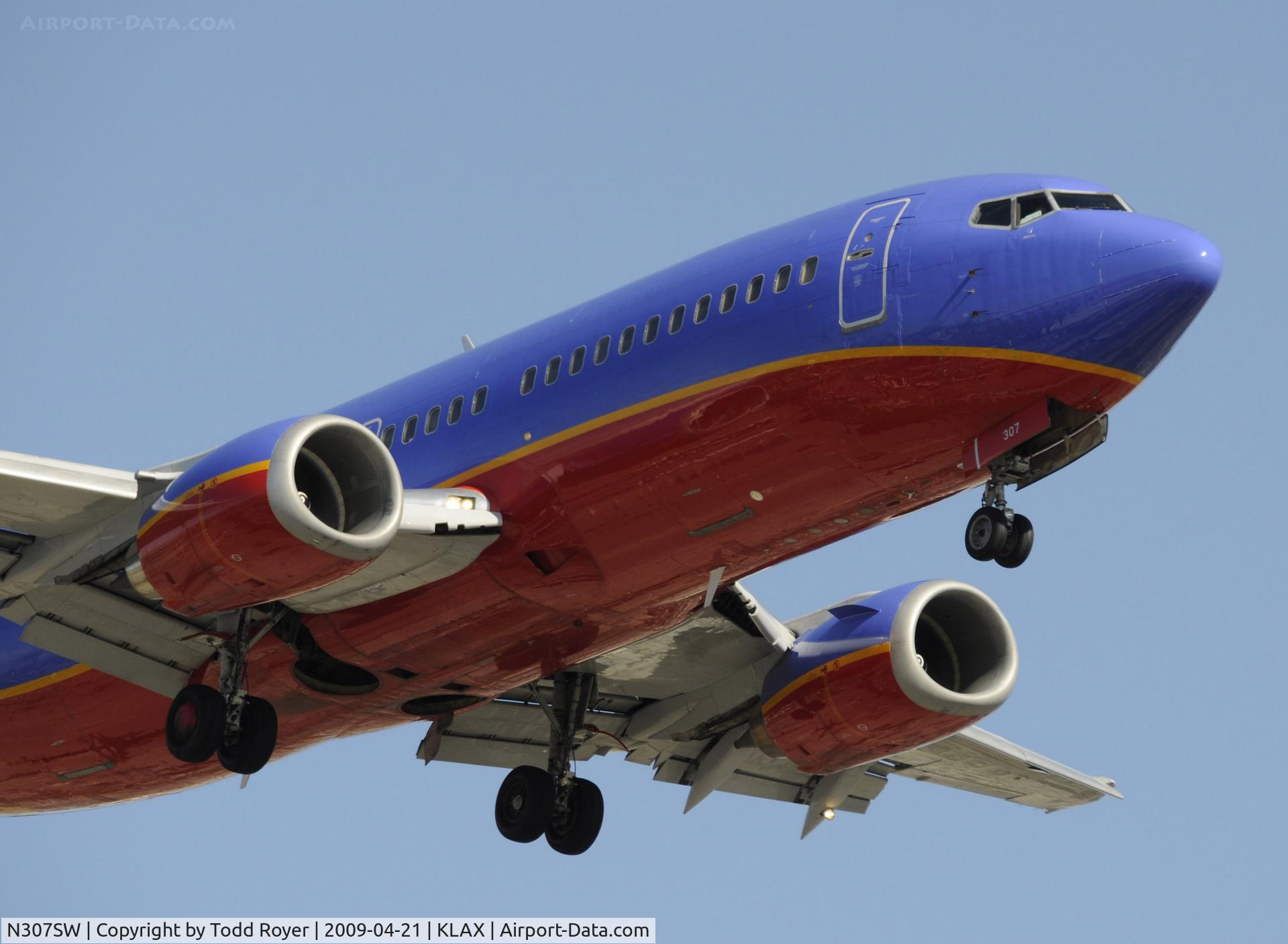 N307SW, 1985 Boeing 737-3H4 C/N 22947, Landing 24R at LAX