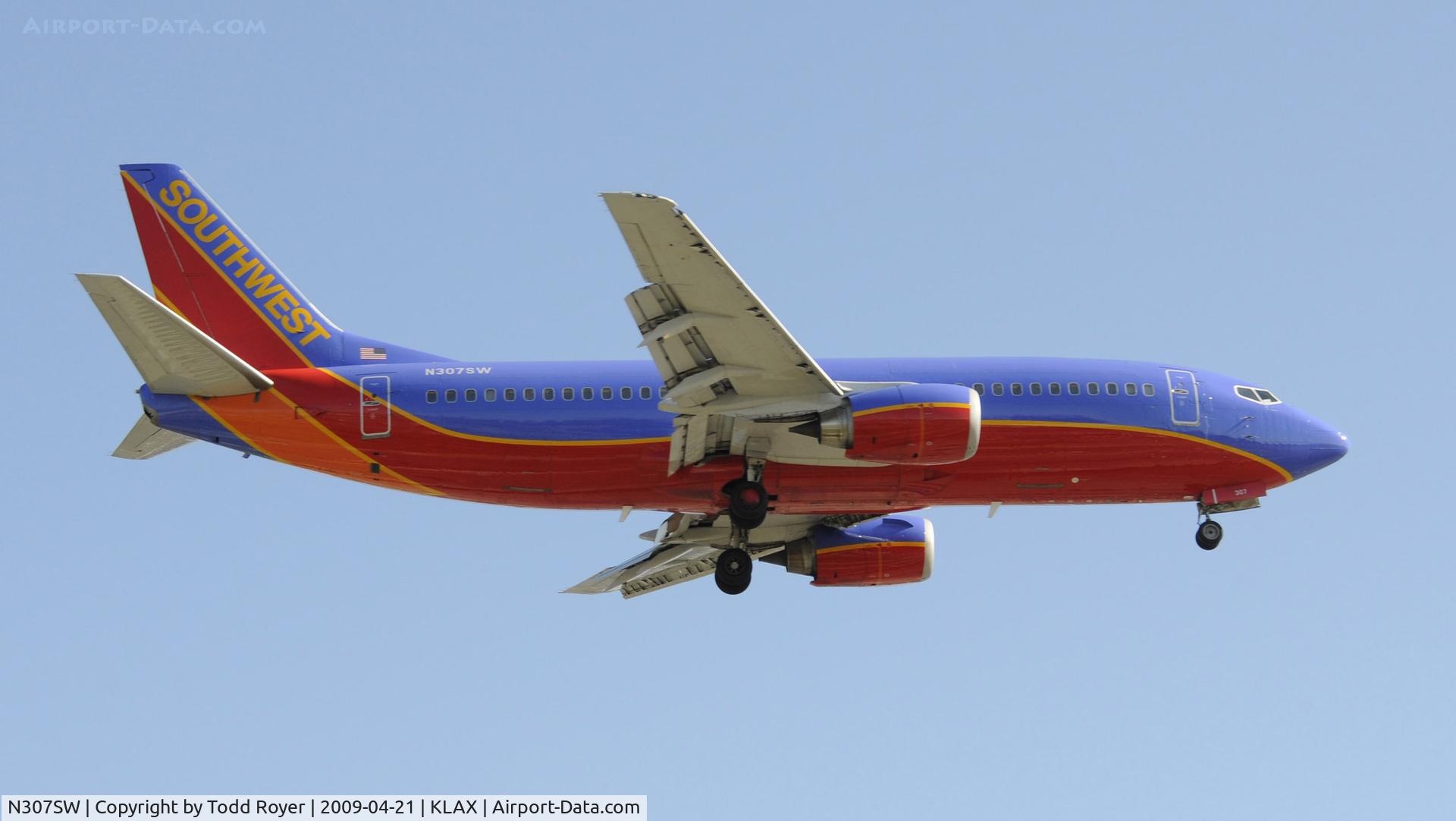 N307SW, 1985 Boeing 737-3H4 C/N 22947, Landing 24R at LAX