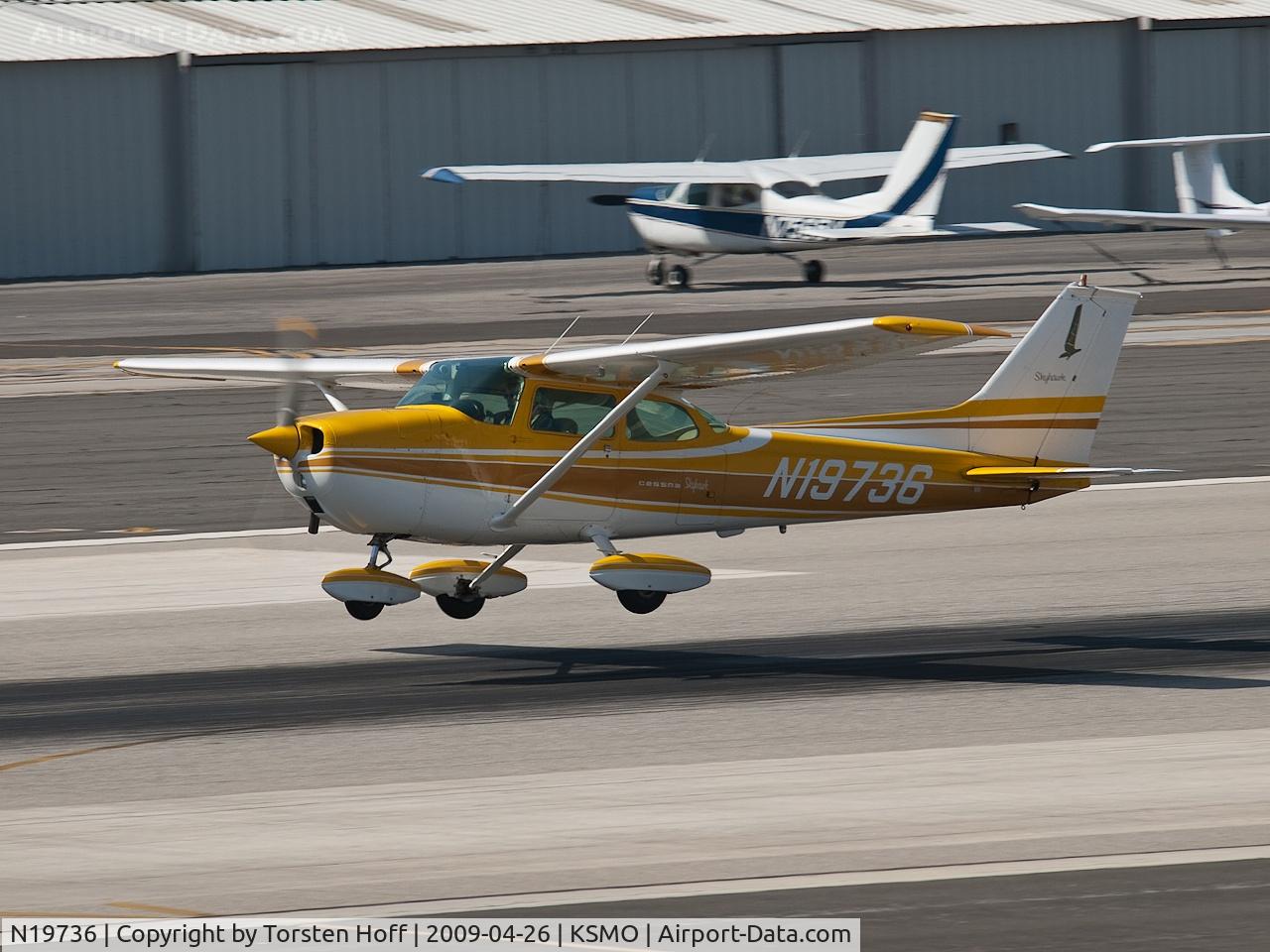 N19736, 1972 Cessna 172L C/N 17260710, N19736 departing from RWY 21
