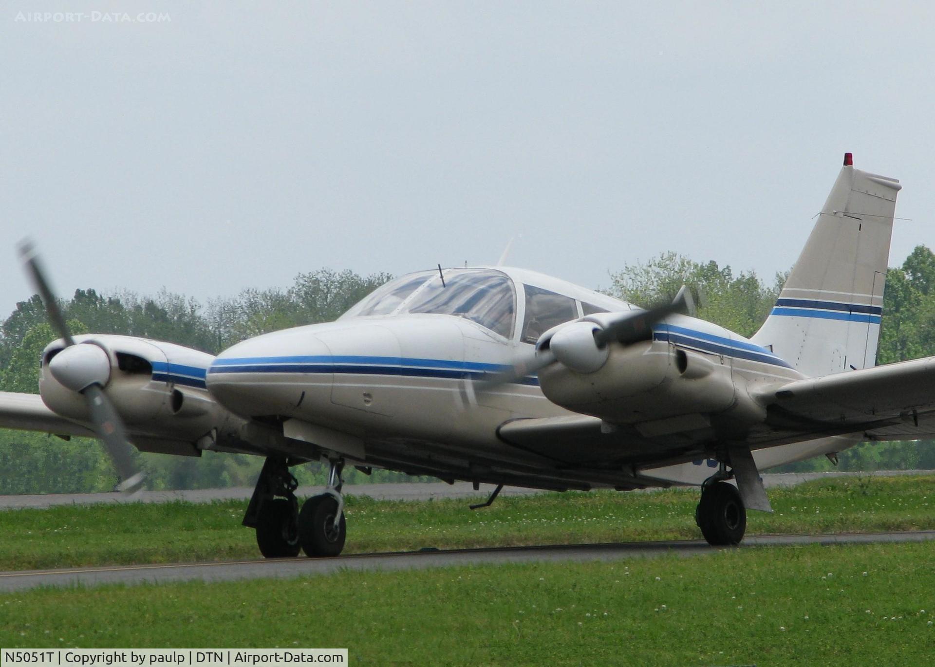 N5051T, 1972 Piper PA-34-200 Seneca C/N 34-7250237, Taxiing to runway 14 on taxiway Foxtrot at the Shreveport Downtown airport.