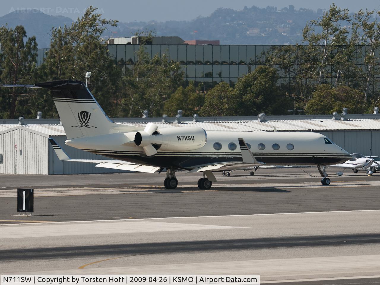 N711SW, 2007 Gulfstream Aerospace GIV-X (G450) C/N 4085, N711SW taxiing