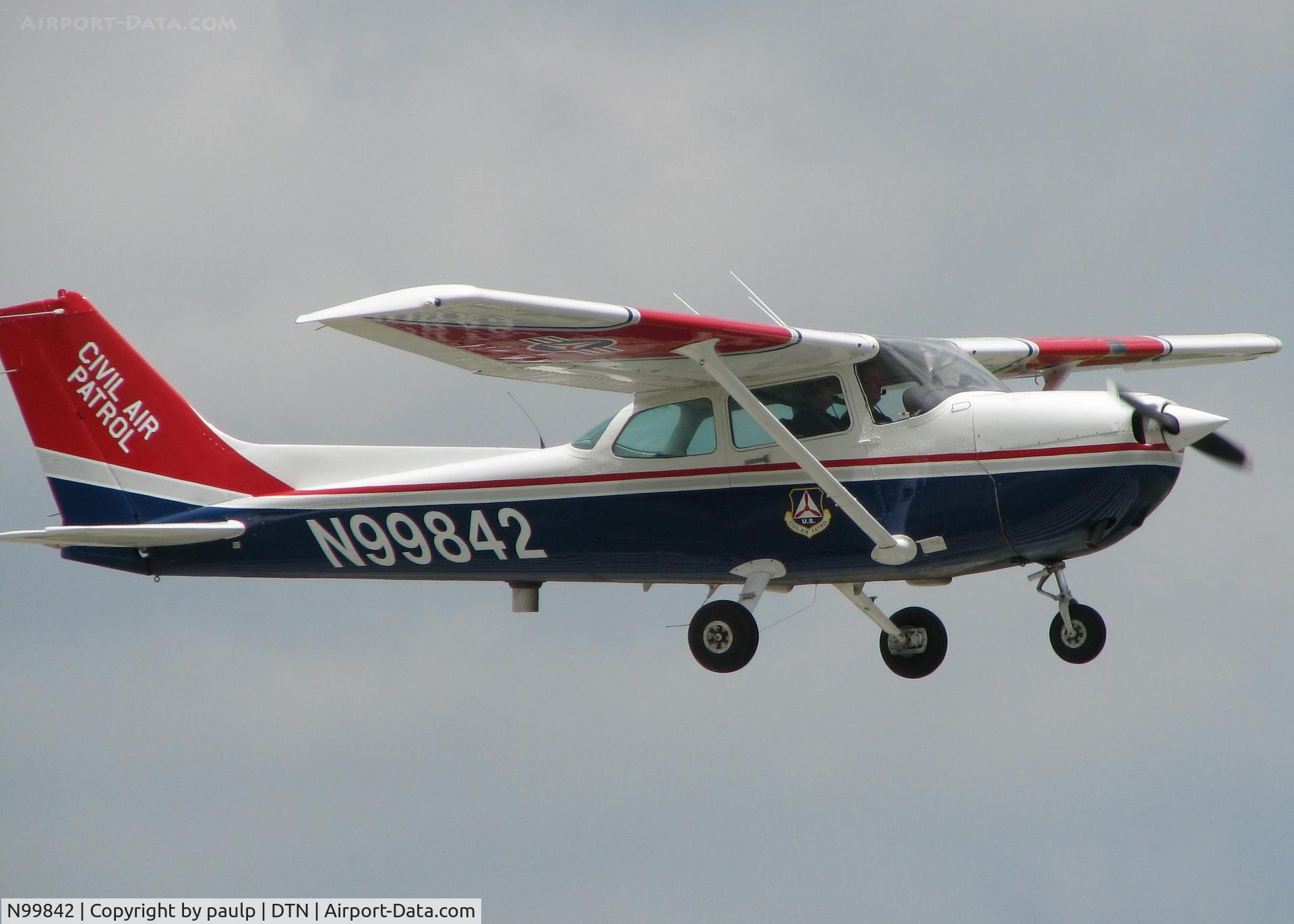 N99842, 1985 Cessna 172P C/N 17276516, Landing on runway 14 at the Shreveport Downtown airport.