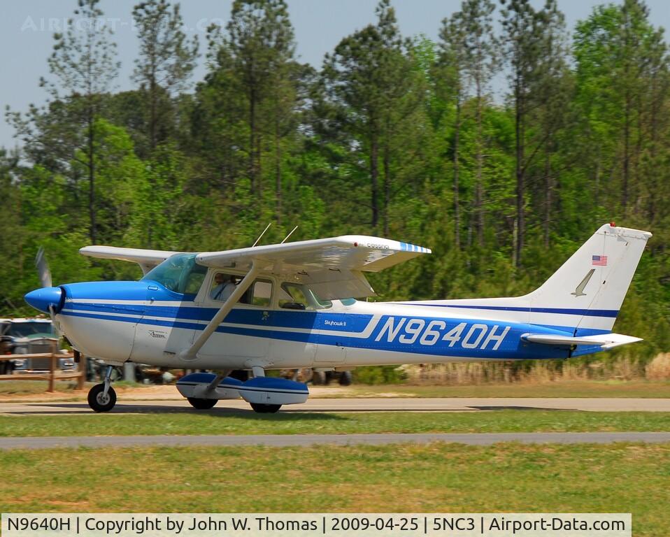 N9640H, 1975 Cessna 172M C/N 17266287, Departing runway 31