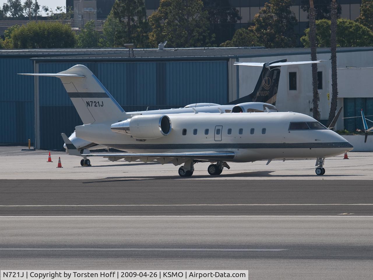 N721J, 2004 Bombardier Challenger 604 (CL-600-2B16) C/N 5590, N721J taxiing