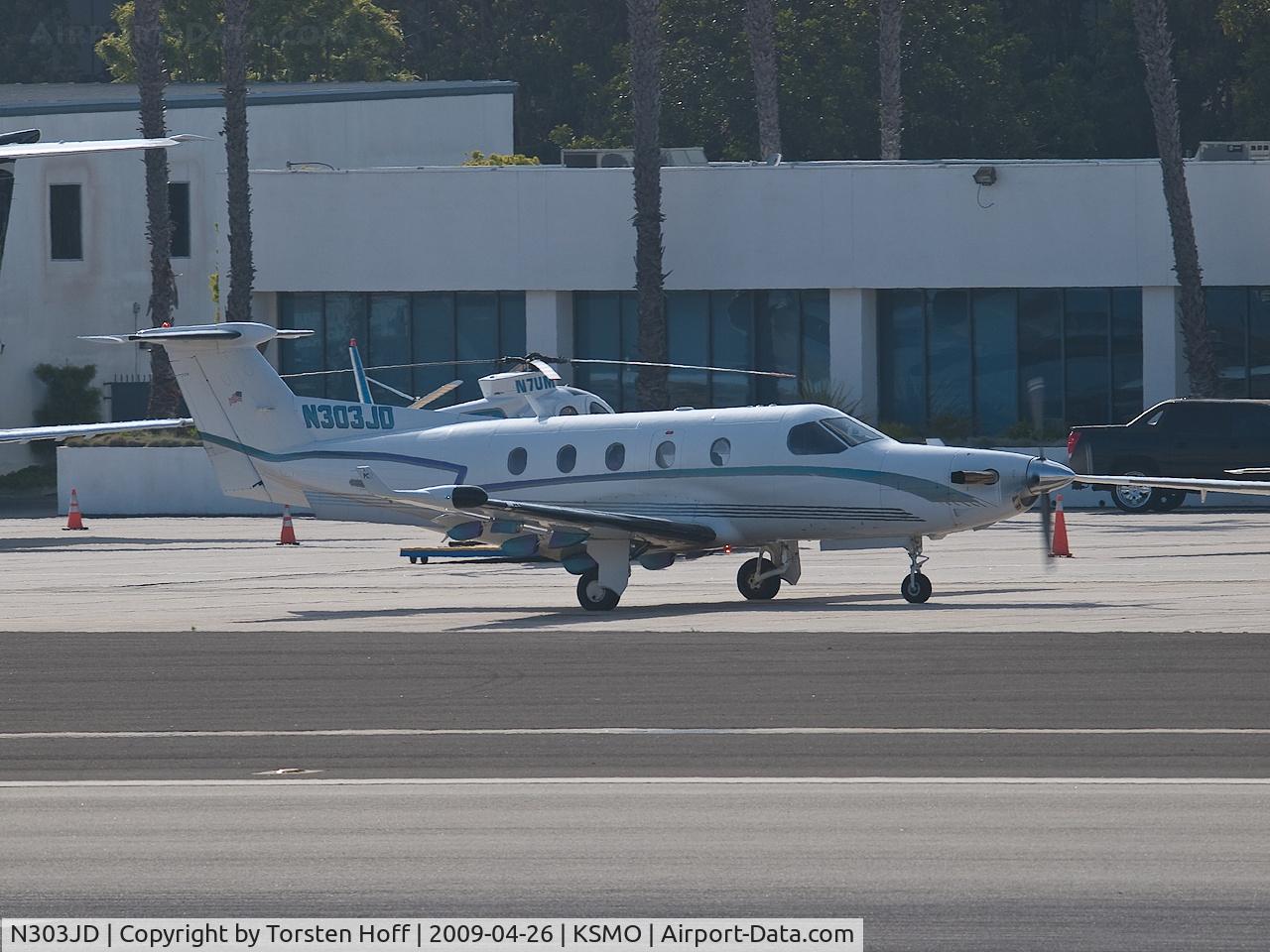 N303JD, 1999 Pilatus PC-12/45 C/N 303, N303JD taxiing