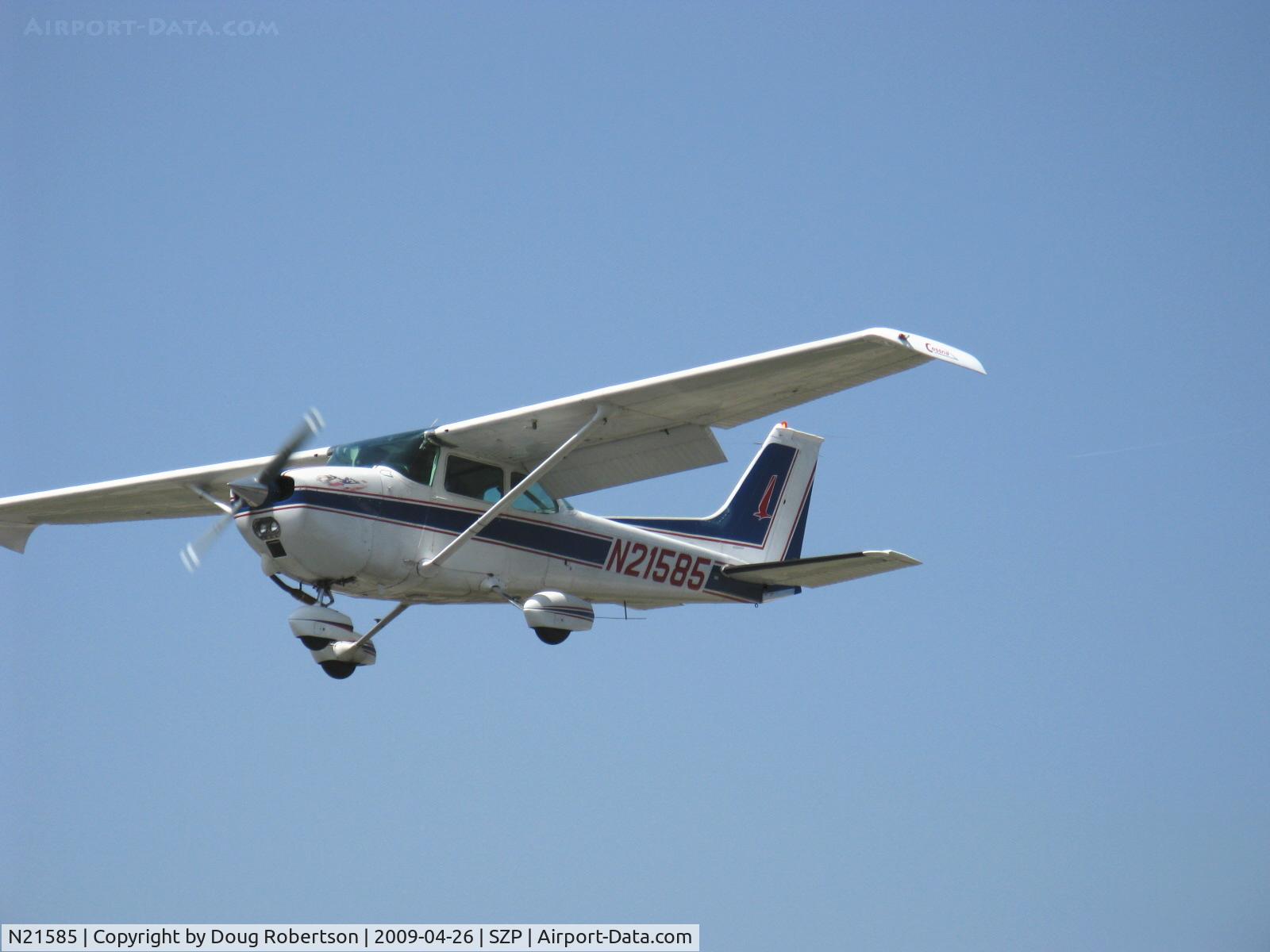 N21585, 1974 Cessna 172M C/N 17263978, 1974 Cessna 172M, Lycoming O-320-E2D 150 Hp, booster tips, on final Rwy 22