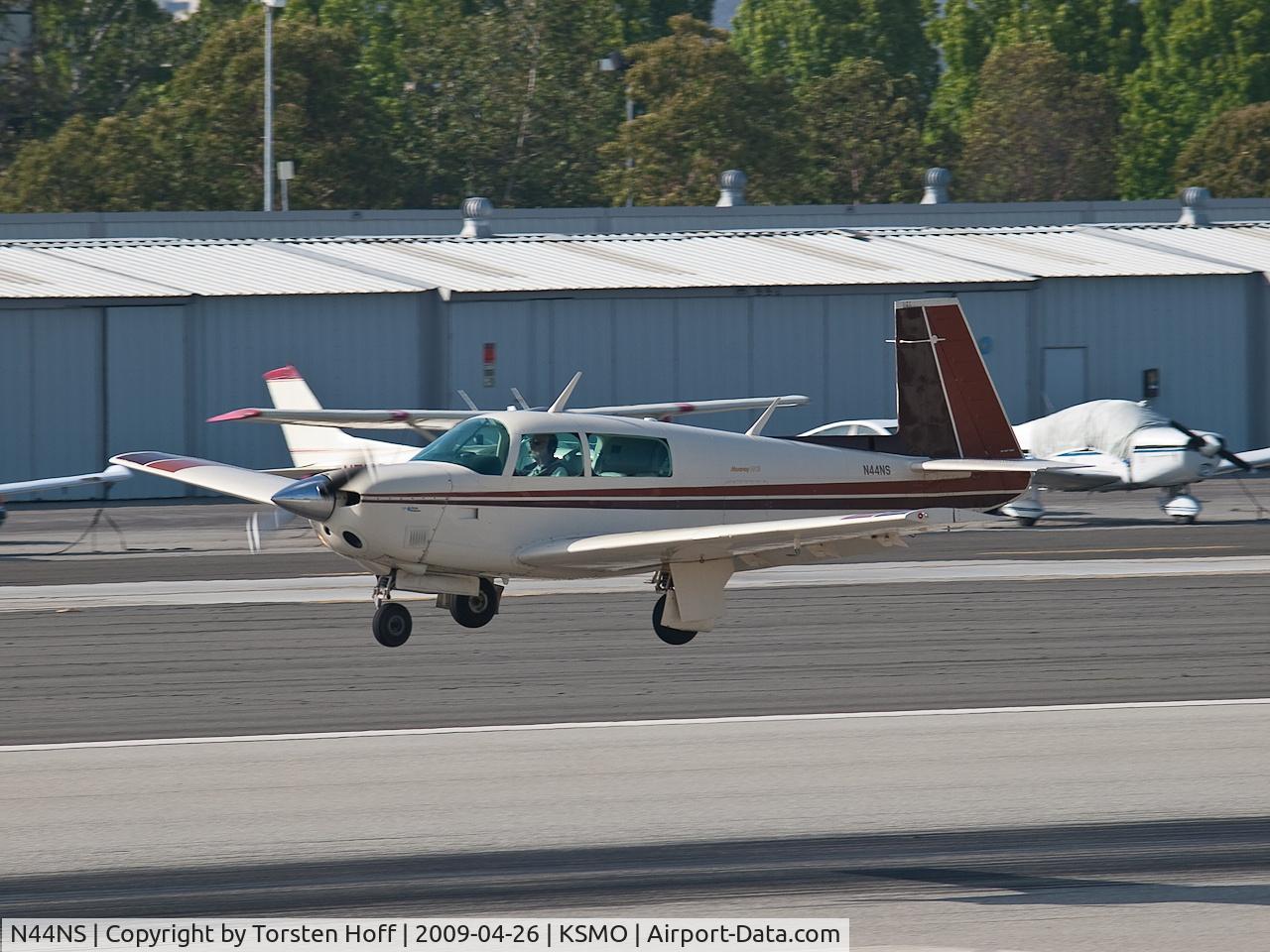 N44NS, 1979 Mooney M20J 201 C/N 24-0913, N44NS arriving on RWY 21