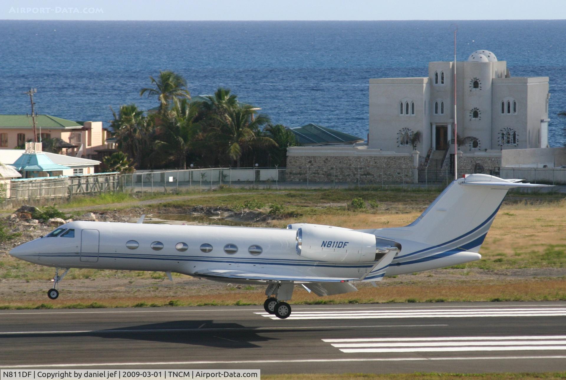 N811DF, 1997 Gulfstream Aerospace G-IV C/N 1306, Landing 10