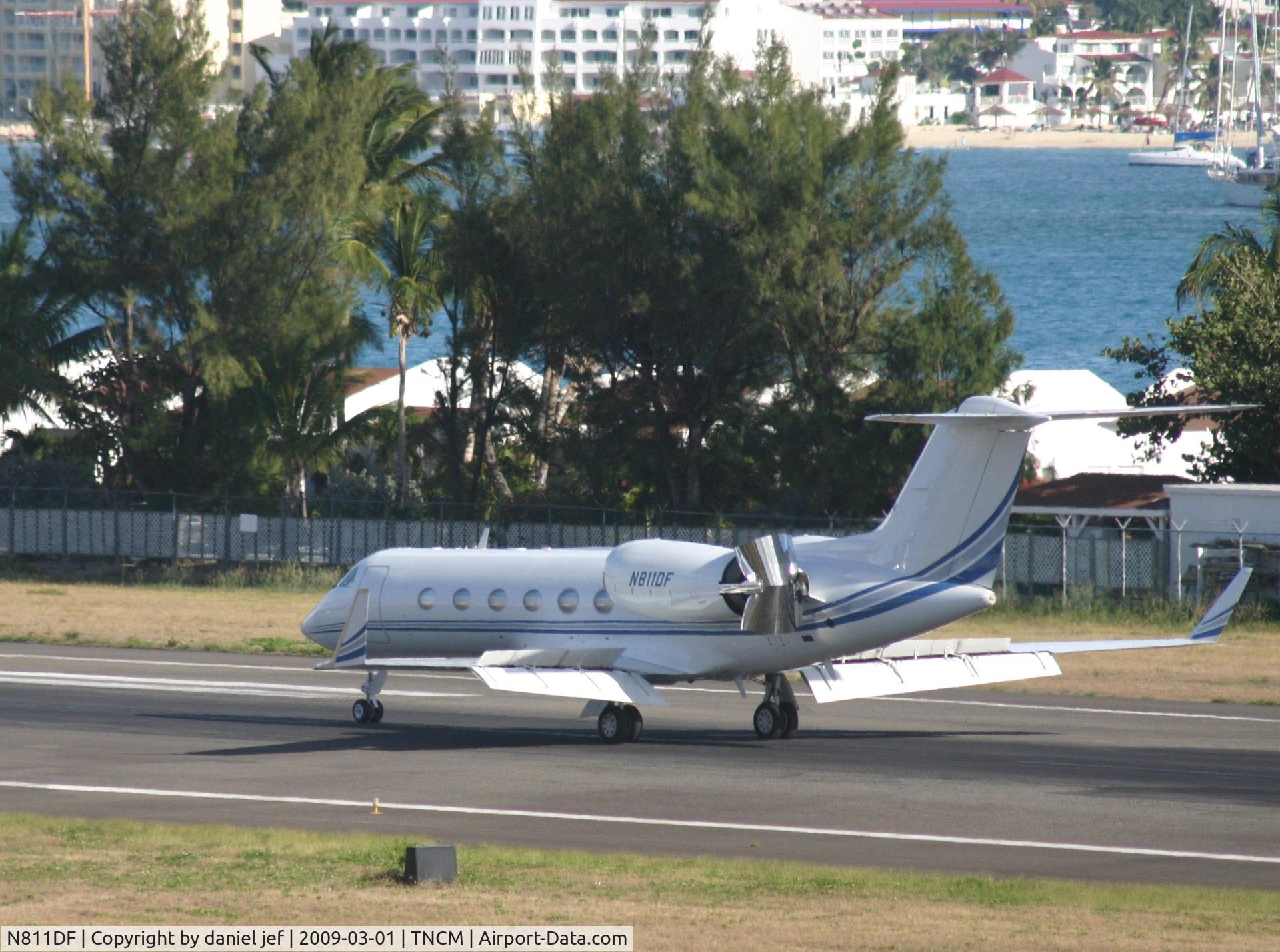 N811DF, 1997 Gulfstream Aerospace G-IV C/N 1306, Landing 10