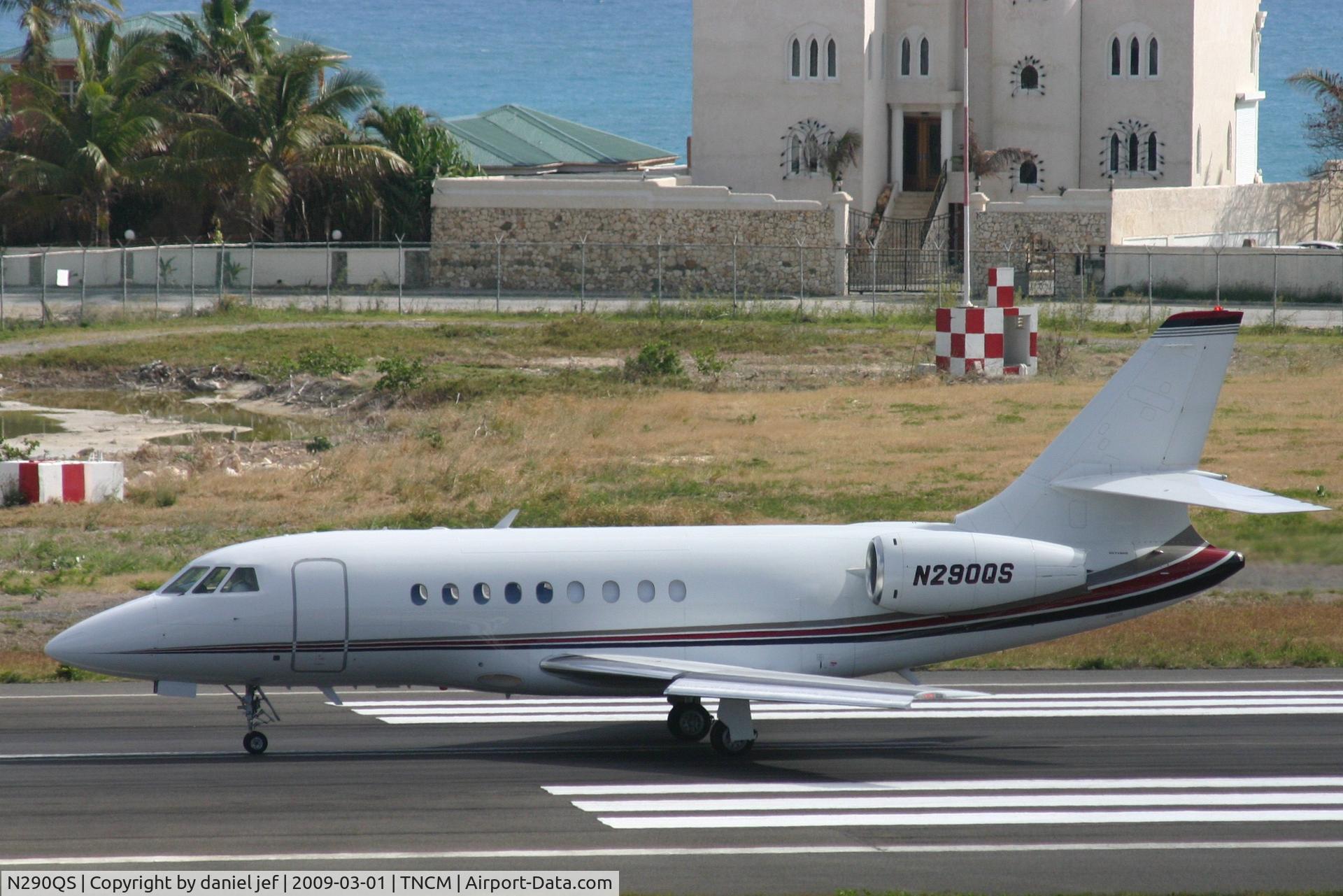N290QS, 2002 Dassault Falcon 2000 C/N 190, taking off
