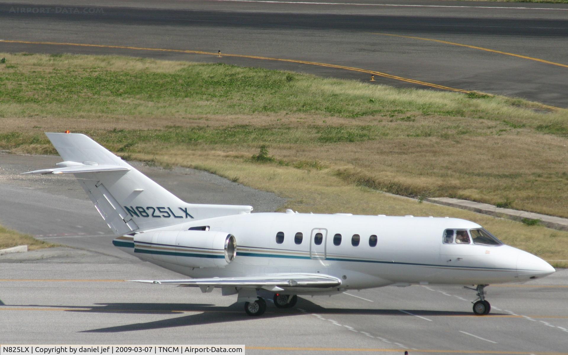 N825LX, 2006 Raytheon Hawker 800XP C/N 258767, taxing runway 10