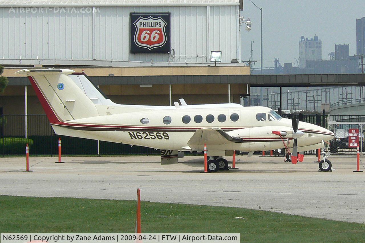 N62569, 1982 Beech B200 King Air C/N BB-1028, At Meacham Field