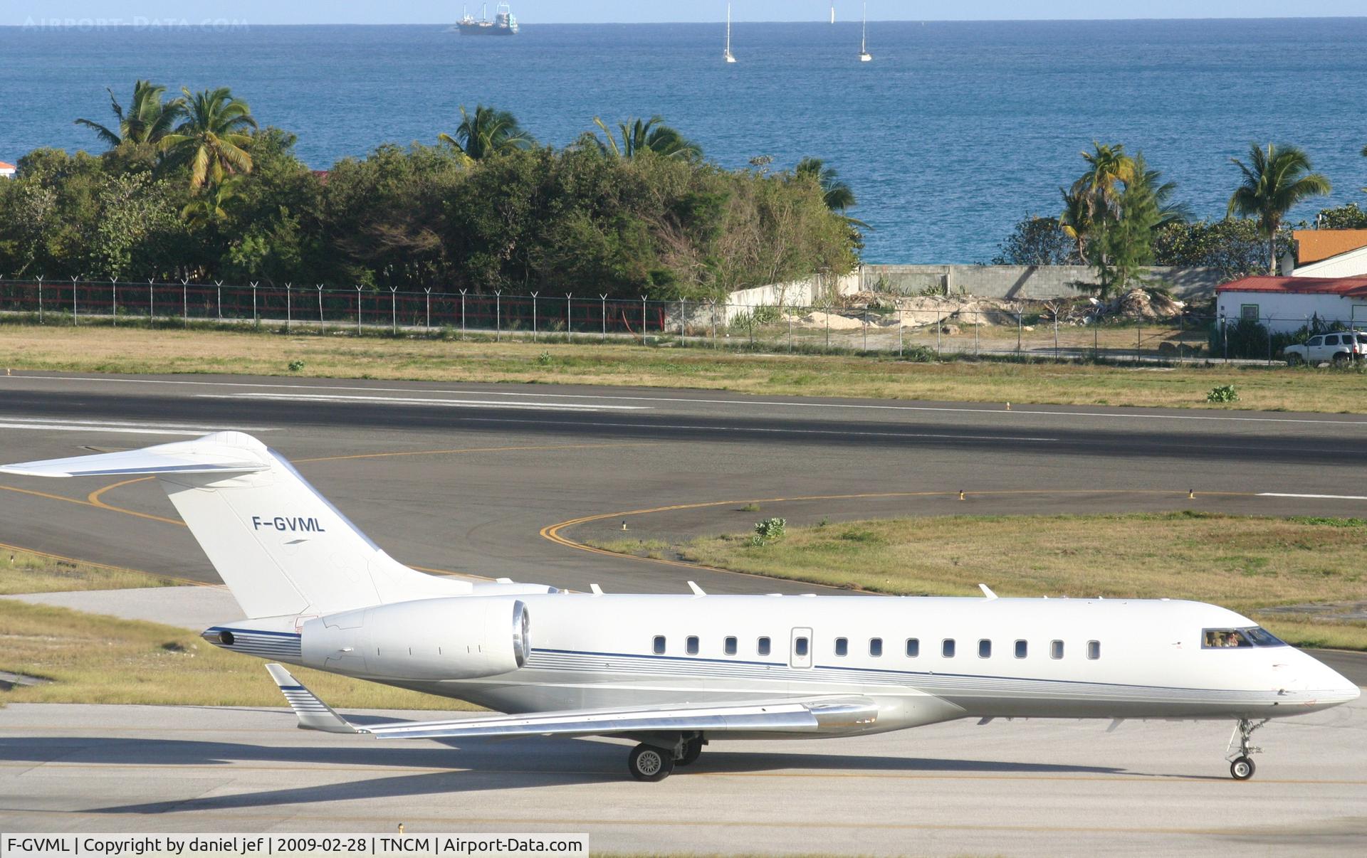 F-GVML, 2000 Bombardier BD-700-1A10 Global Express C/N 9081, taxing runway 10