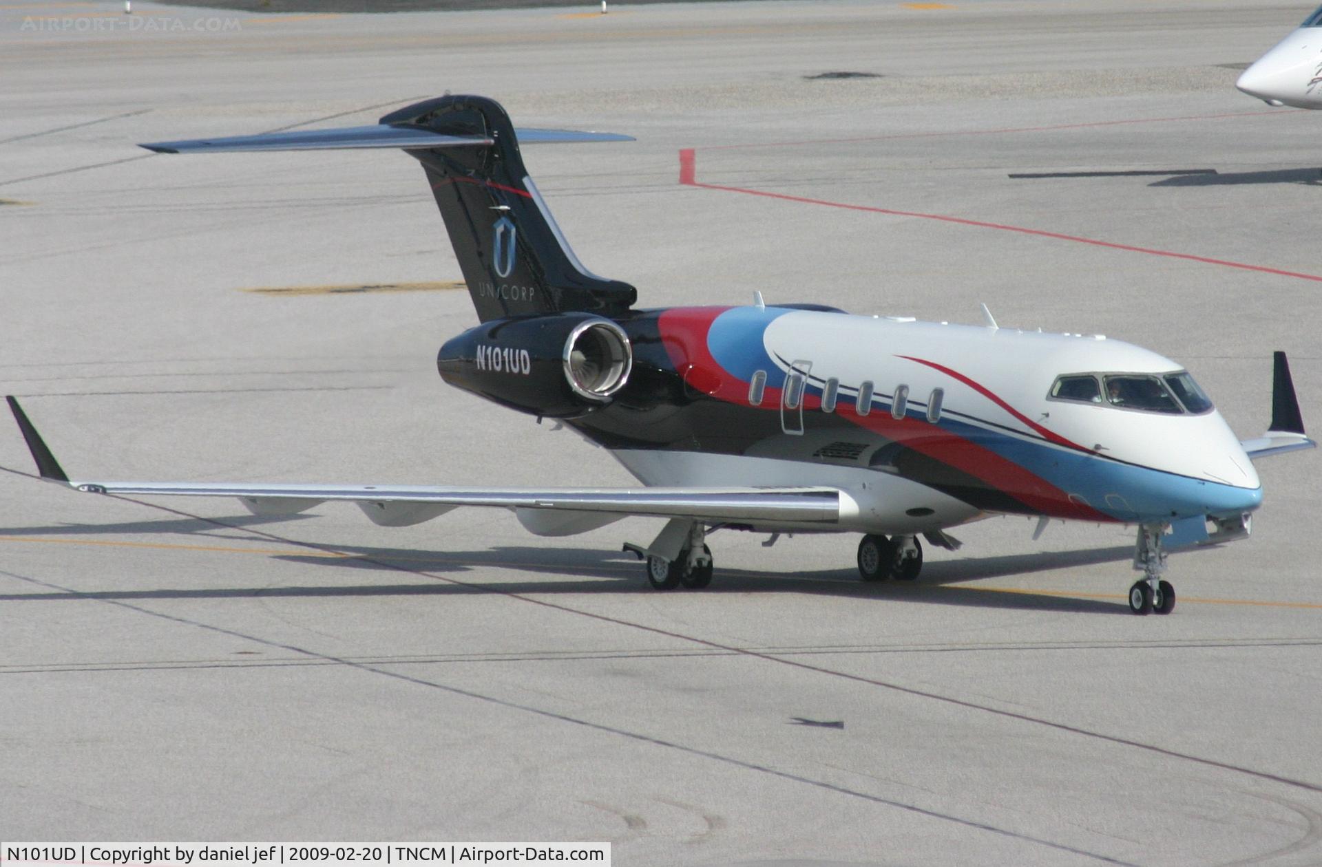 N101UD, 2008 Bombardier Challenger 300 (BD-100-1A10) C/N 20220, Taxing to parking