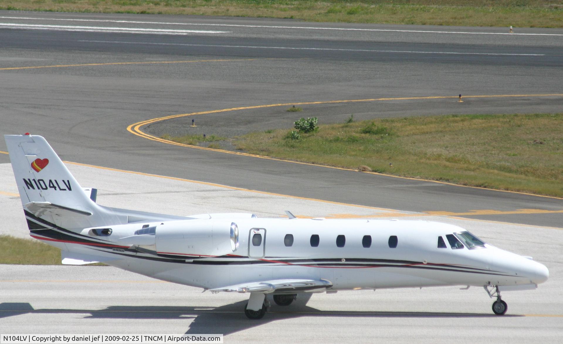 N104LV, 2001 Cessna 560XL Citation Excel C/N 560-5190, taxing runway 10