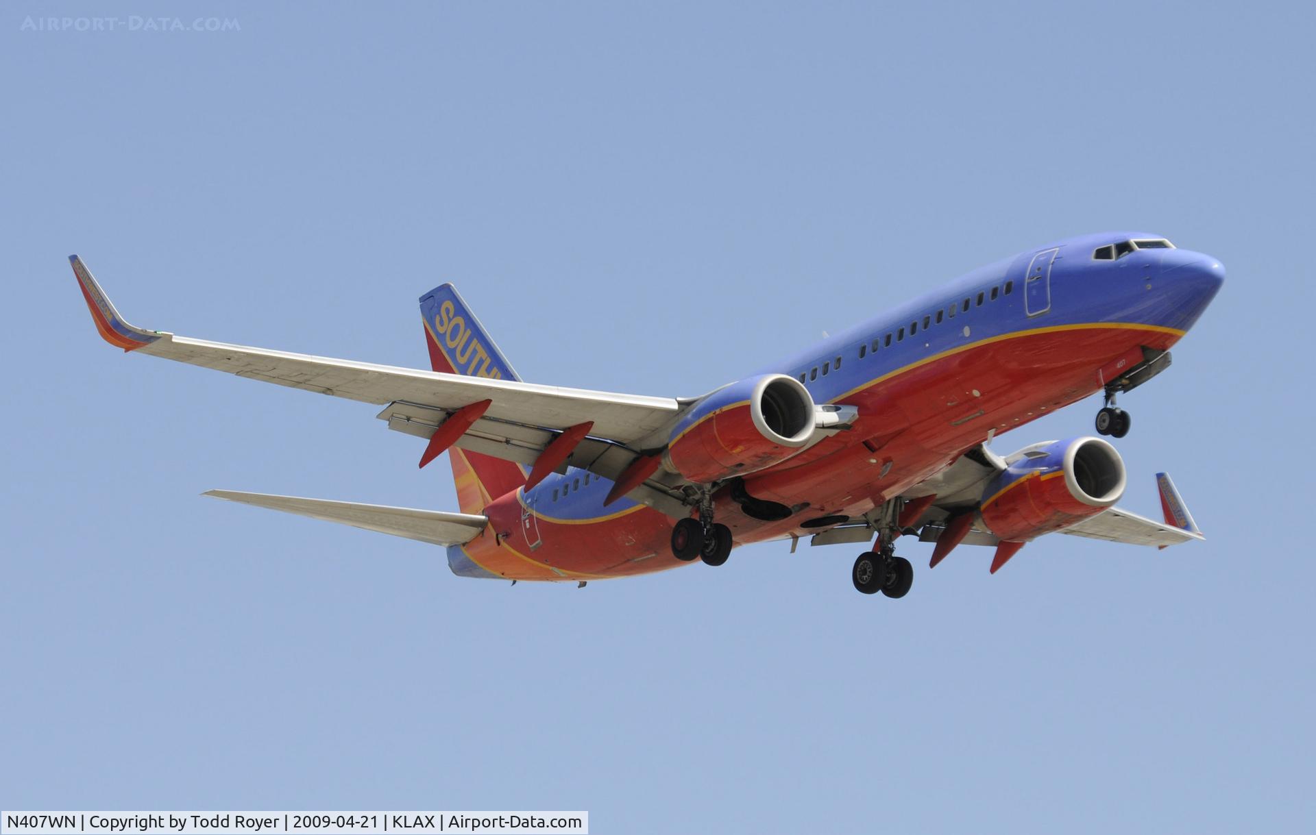 N407WN, 2001 Boeing 737-7H4 C/N 29817, Landing 24R at LAX