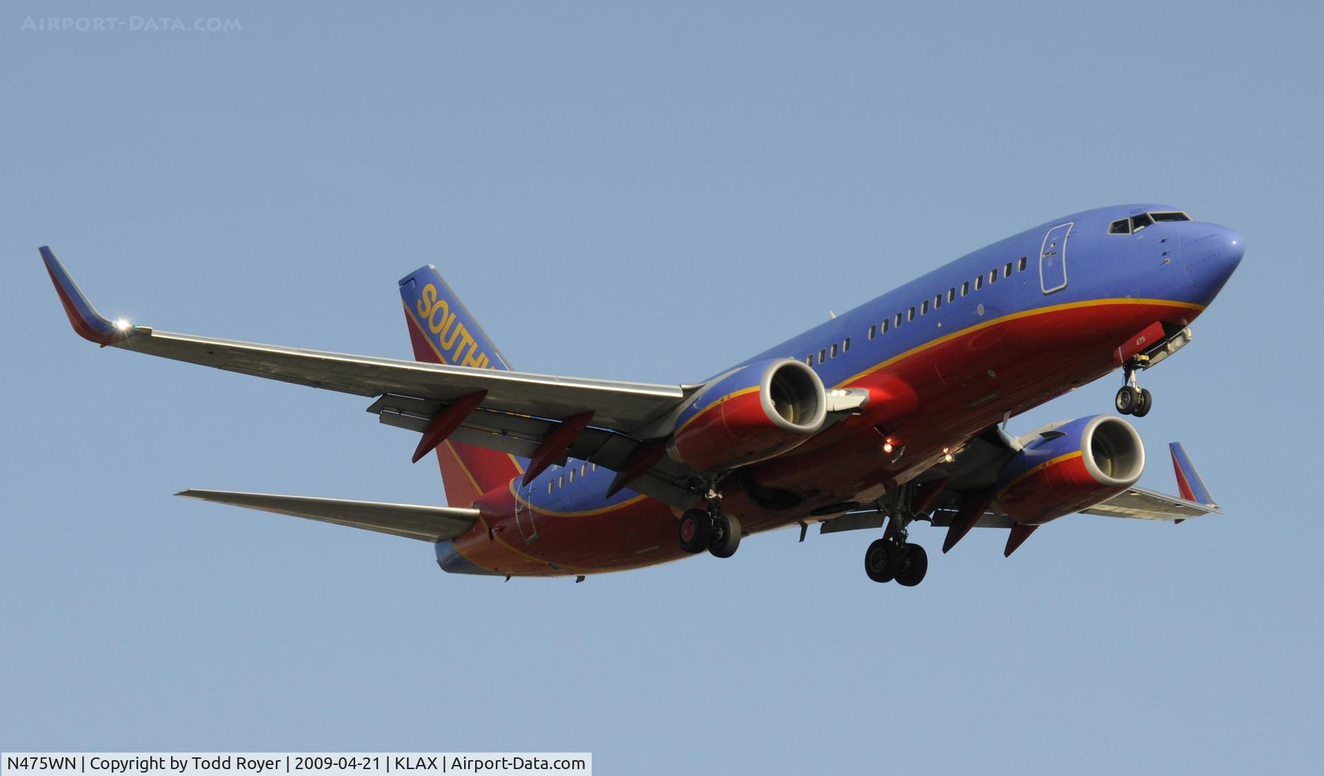 N475WN, 2004 Boeing 737-7H4 C/N 32474, Landing 24R at LAX