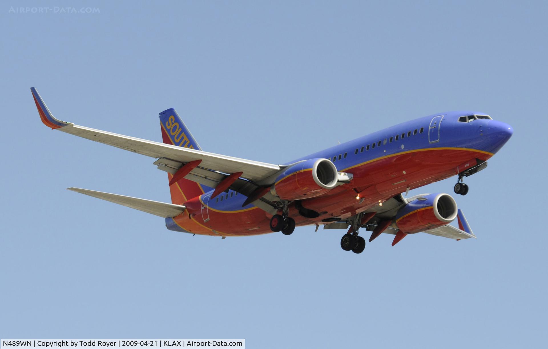 N489WN, 2004 Boeing 737-7H4 C/N 33855, Landing 24R at LAX