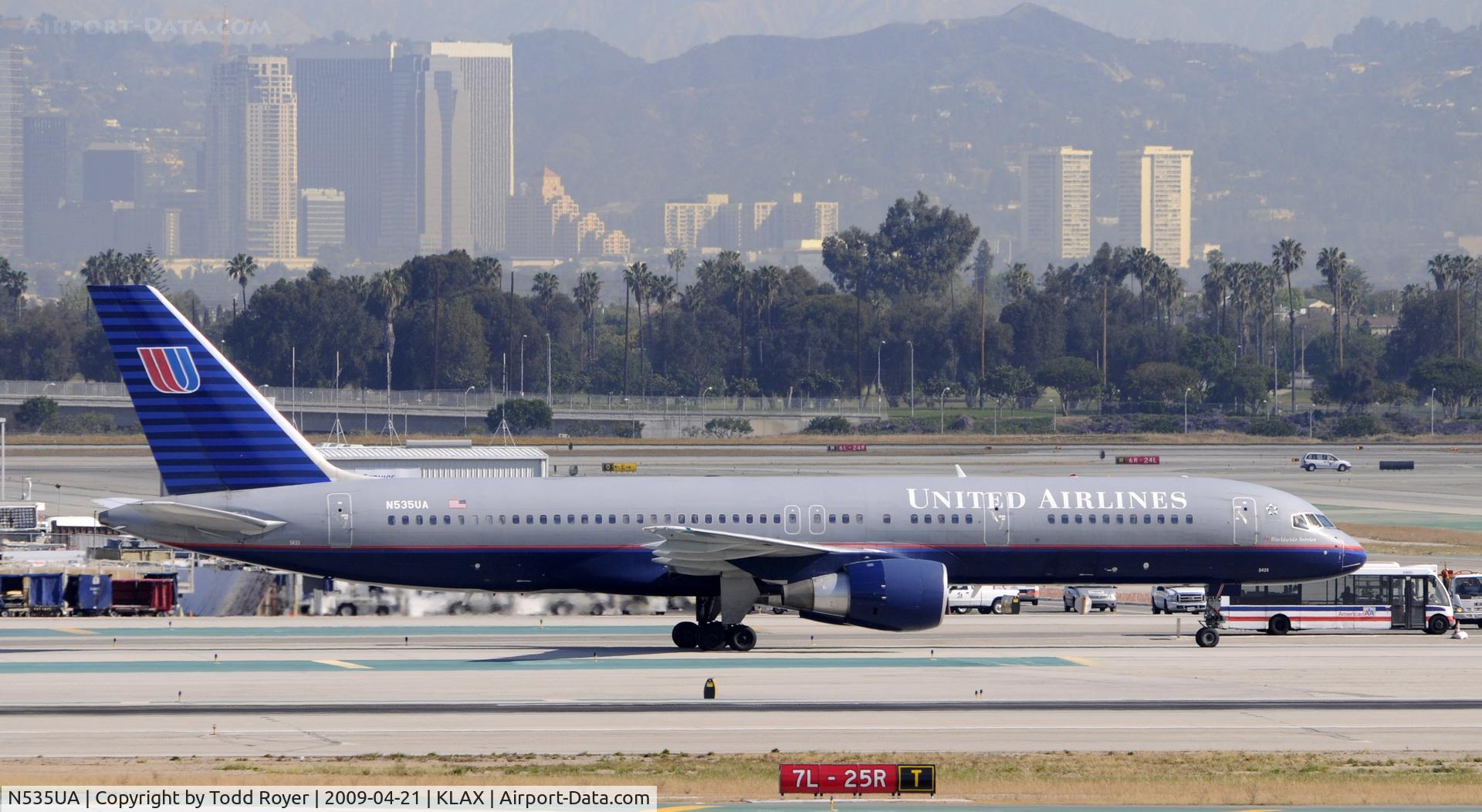 N535UA, 1991 Boeing 757-222 C/N 25130, Taxi to gate
