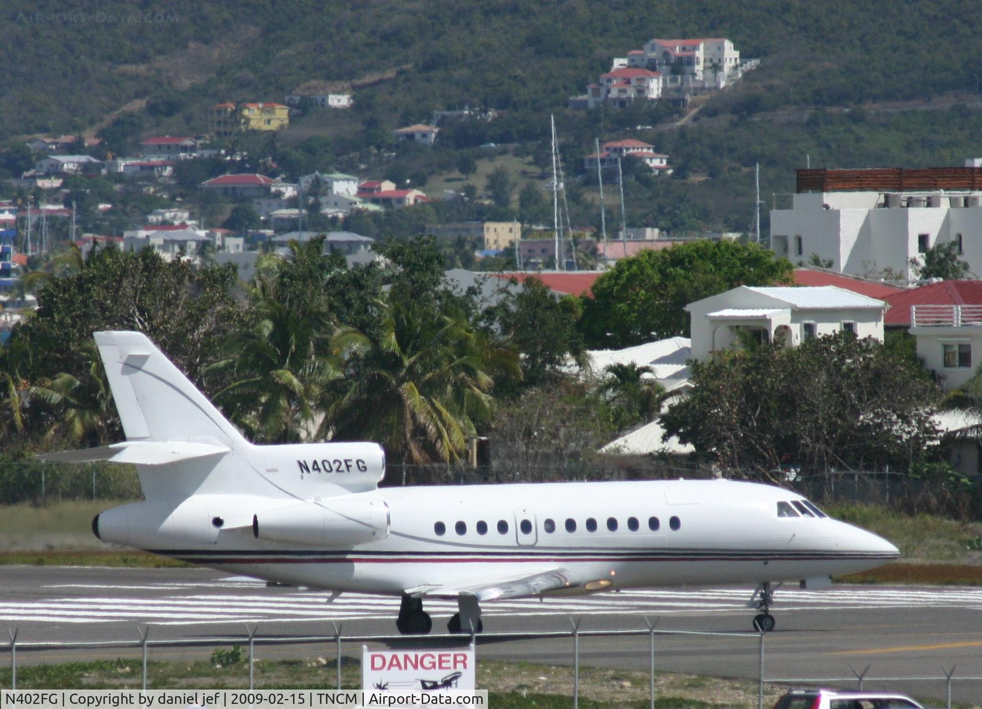 N402FG, 1990 Dassault Falcon 900 C/N 87, taxing runway 10