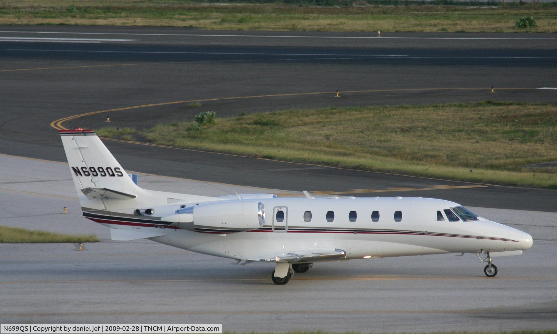 N699QS, 2001 Cessna 560XL Citation Excel C/N 560-5199, taxing runway 10
