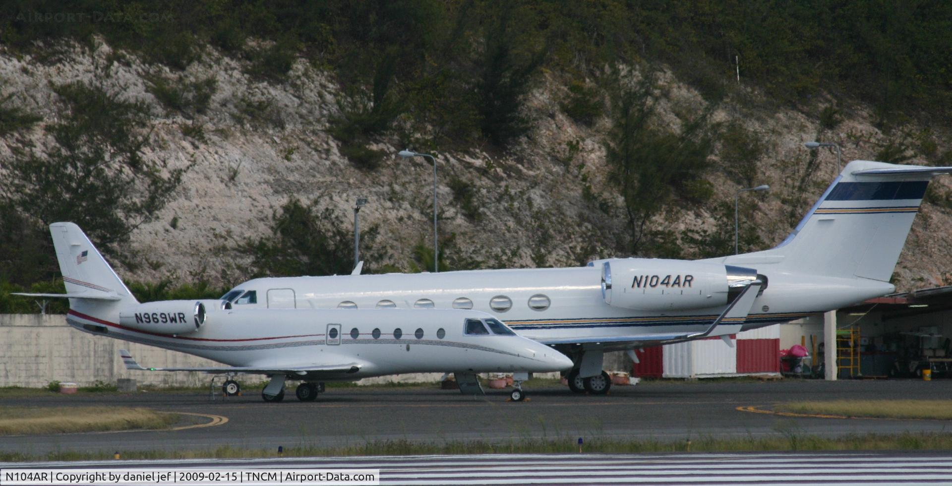 N104AR, 1998 Gulfstream Aerospace G-IV C/N 1346, park at the cargo ramp