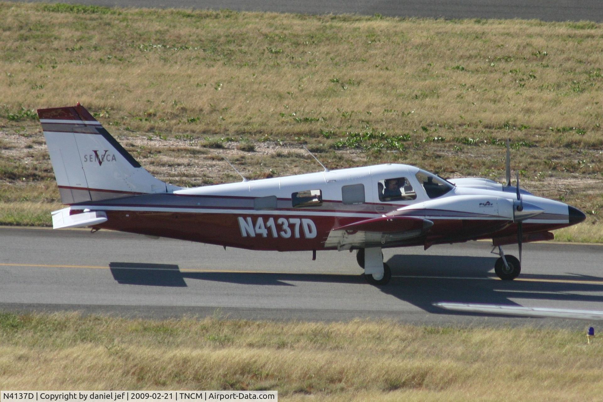 N4137D, 1999 Piper PA-34-220T C/N 3449118, taxing runway 10