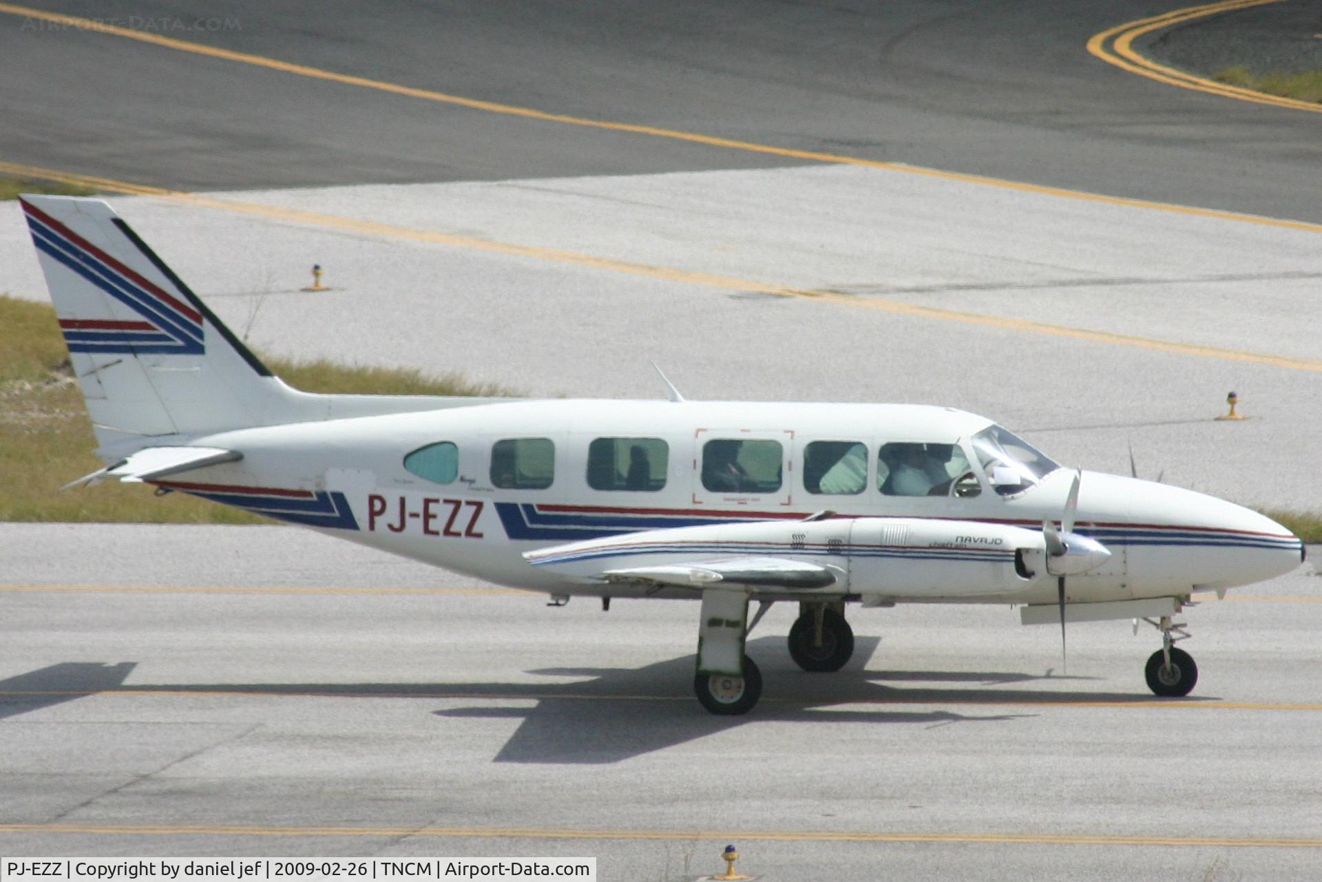 PJ-EZZ, Piper PA-31-350 Navajo Chieftain C/N 31-7405444, taxing runway 10