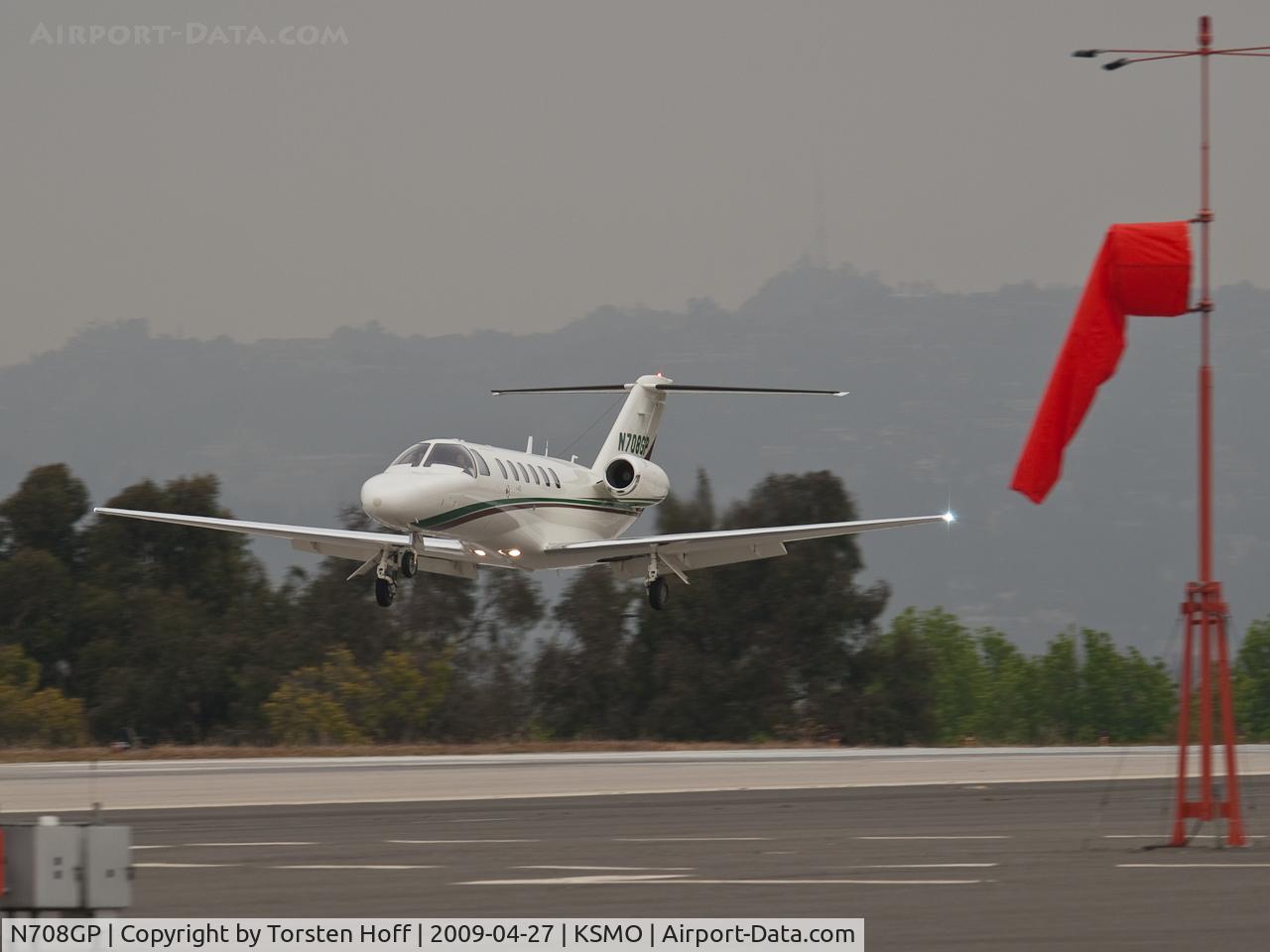 N708GP, 2003 Cessna CitationJet CJ2 C/N 525A0154, N708GP arriving on RWY 21