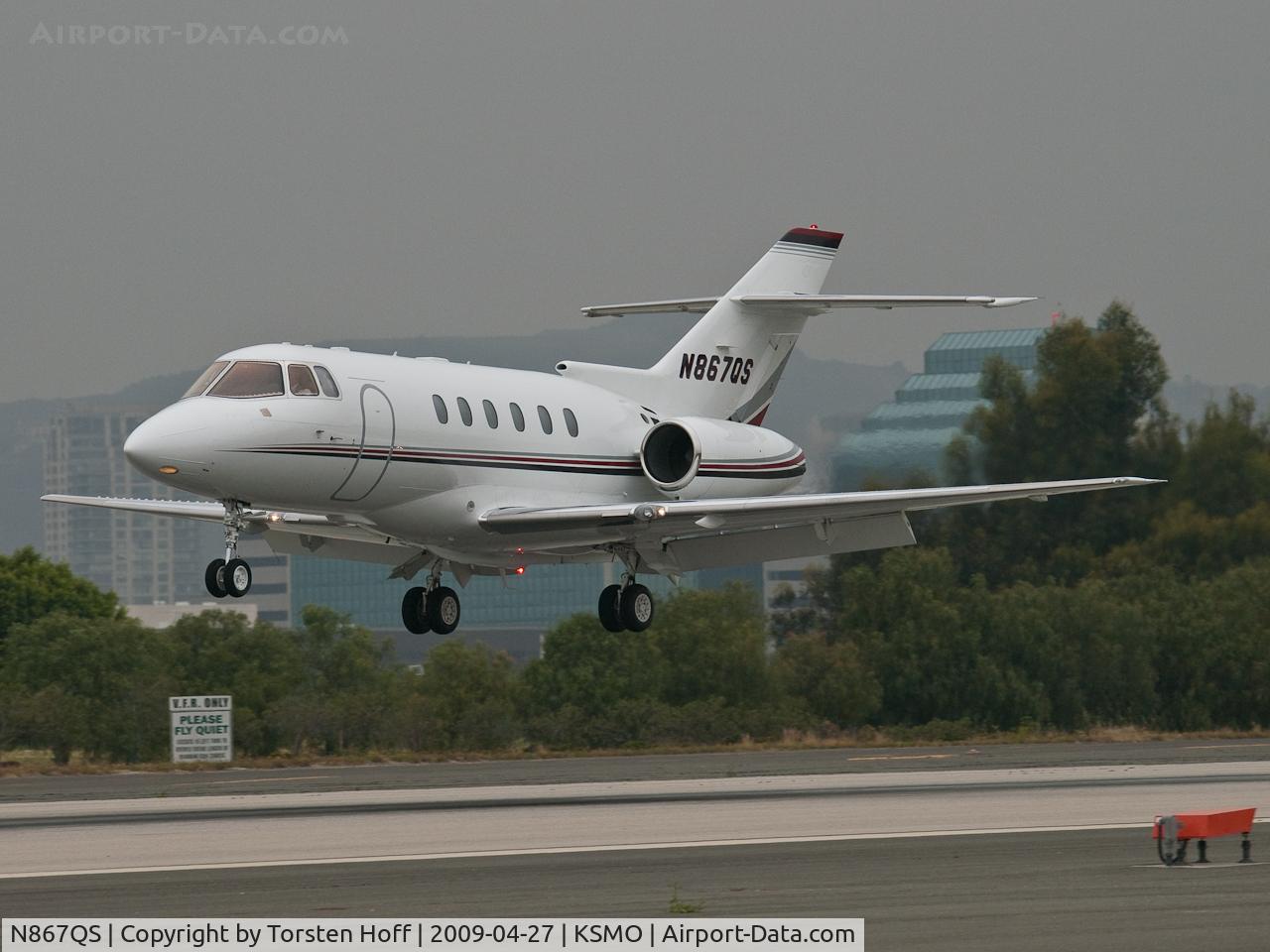 N867QS, 2002 Raytheon Hawker 800XP C/N 258576, N867QS arriving on RWY 21