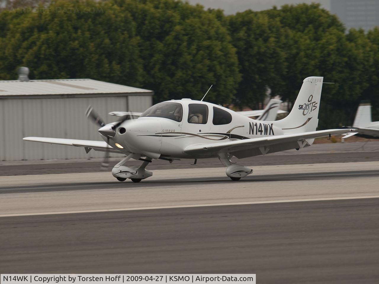 N14WK, 2006 Cirrus SR20 C/N 1758, N14WK arriving on RWY 21