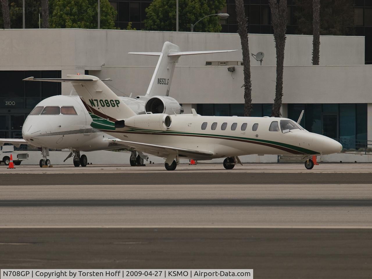 N708GP, 2003 Cessna CitationJet CJ2 C/N 525A0154, N708GP taxiing
