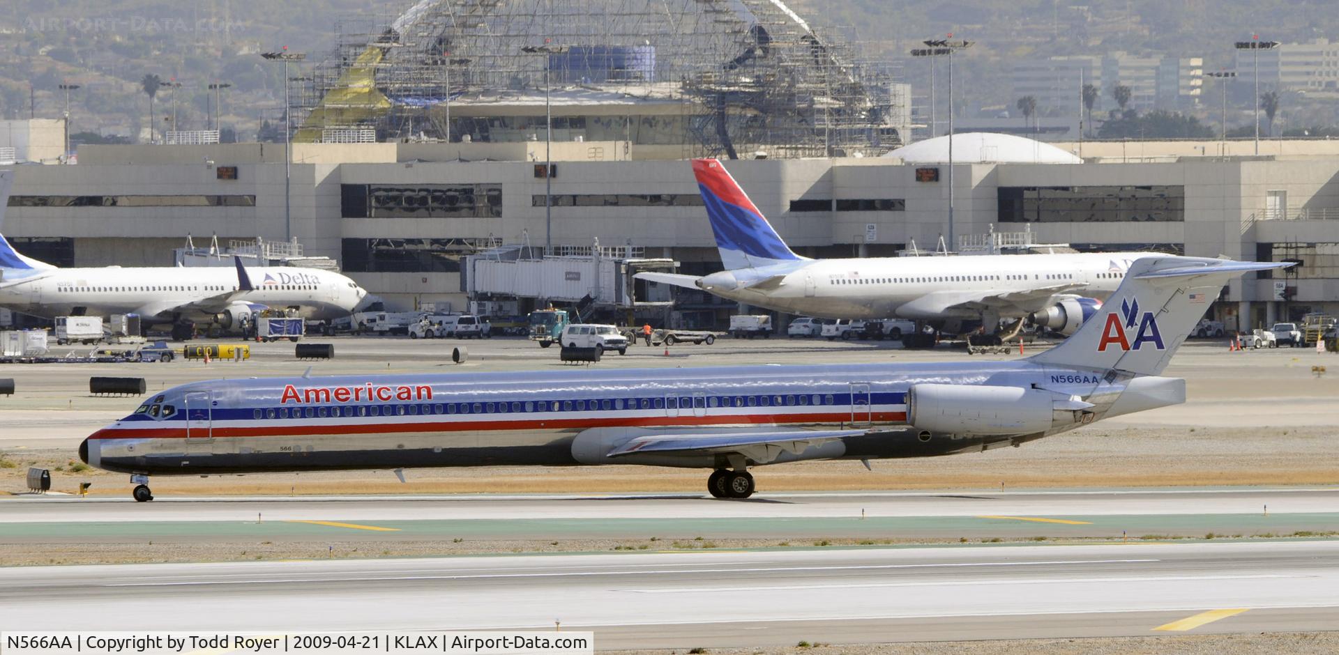 N566AA, 1987 McDonnell Douglas MD-83 (DC-9-83) C/N 49348, Taxi to gate
