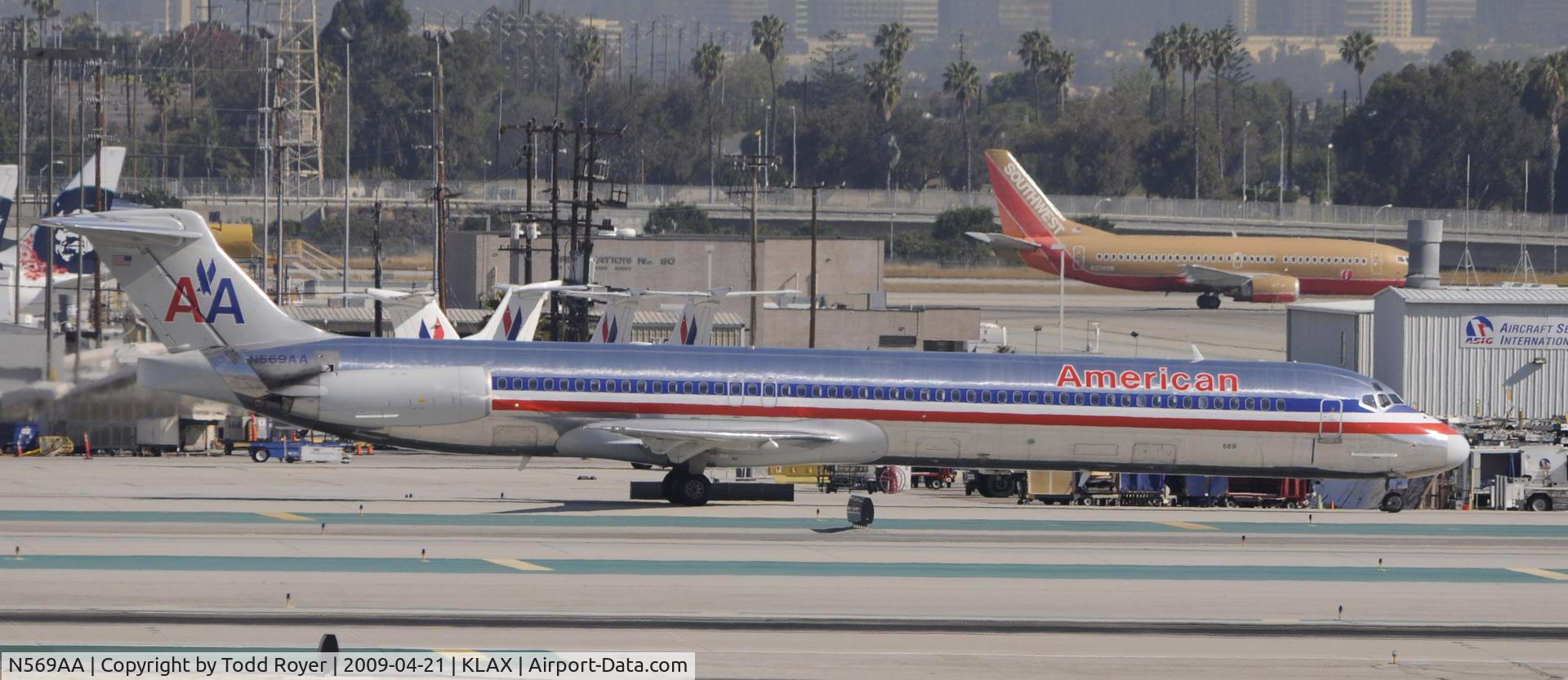 N569AA, 1987 McDonnell Douglas MD-83 (DC-9-83) C/N 49351, Taxi to gate