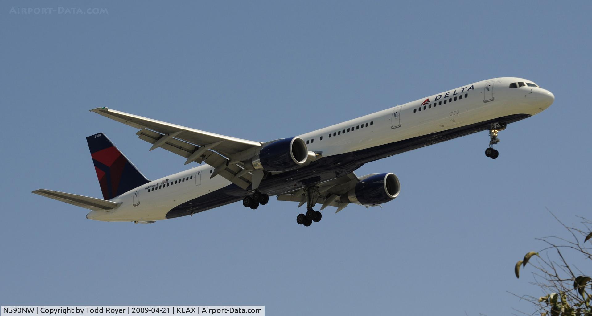 N590NW, 2003 Boeing 757-351 C/N 32990, Landing 24R at LAX