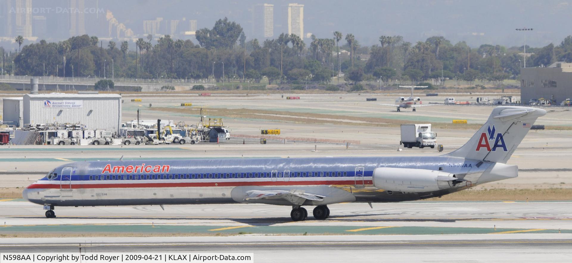 N598AA, 1992 McDonnell Douglas MD-83 (DC-9-83) C/N 53288, Taxi to gate