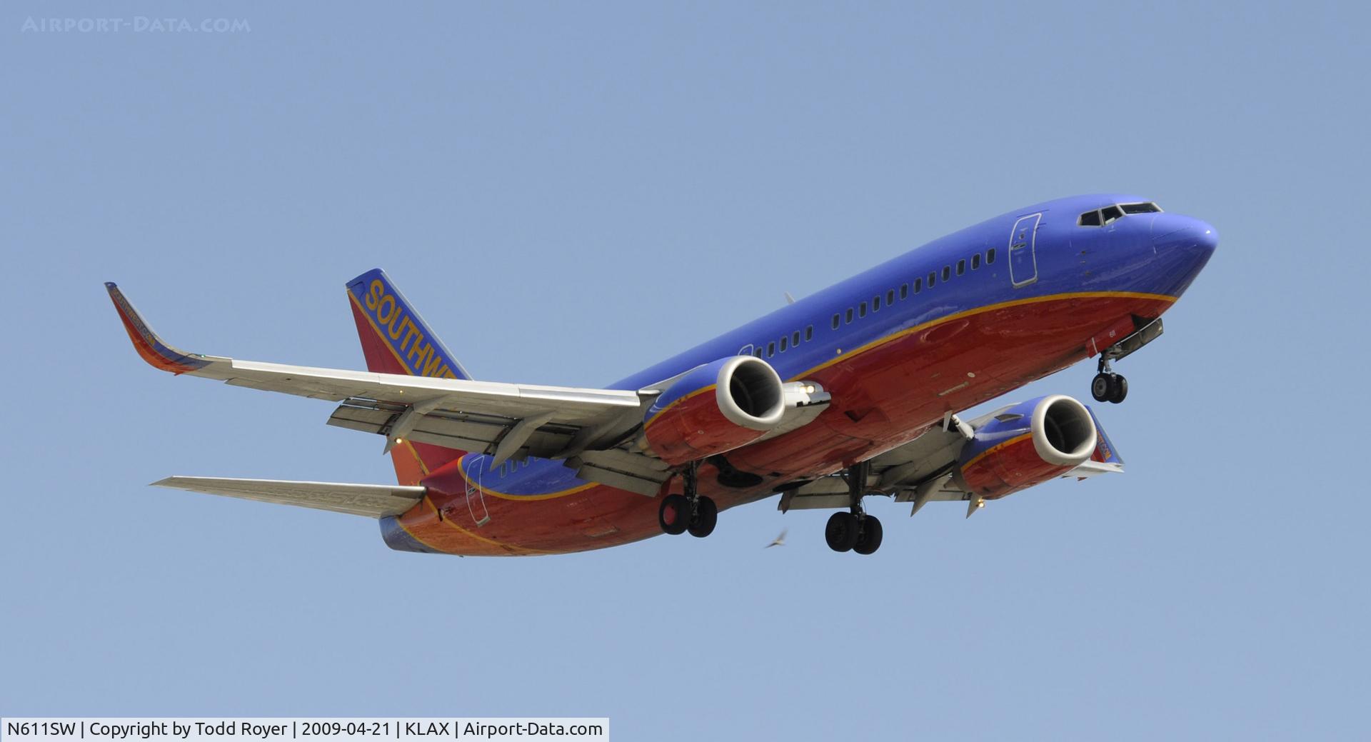 N611SW, 1995 Boeing 737-3H4 C/N 27697, Landing 24R at LAX